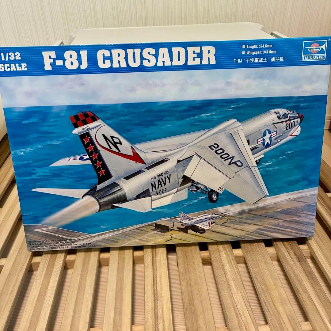 トランペッター 1/32 F-8J CRUSADER Trumpeter 1/32 F-8E