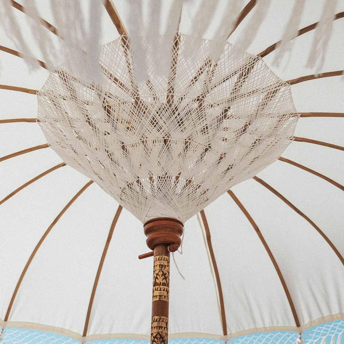 newgarden - BALI Ombrellone in tessuto e frange per esterni, spiaggia, giardino Ø 180 cm pieghevole. Struttura in legno di bambù per terrazza e balcone. Colore bianco