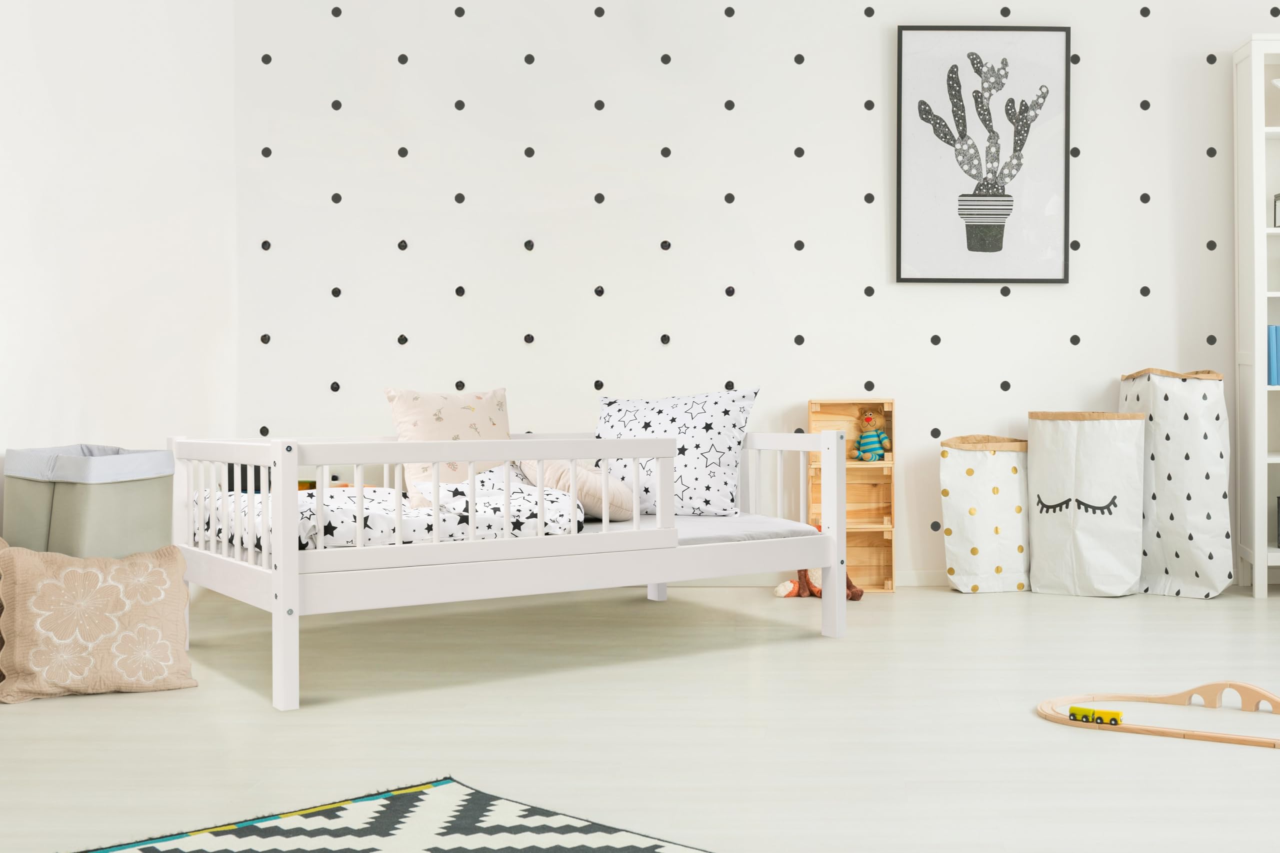 Alije Kinderbett Bett mit Rausfallschutz 60x120 Weiß NINA Lattenrost Bettgestell aus Kiefer Holz für Haus Kinder Jungen & Mädchen - Holzbett Baby Kinderzimmer Junge Deko