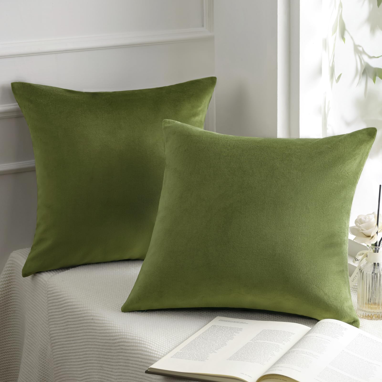 Paquete de 2 fundas de almohada decorativas de terciopelo suave y sólido para sofá, color verde, 18 x 18 pulgadas, 17.7 x 17.7 in