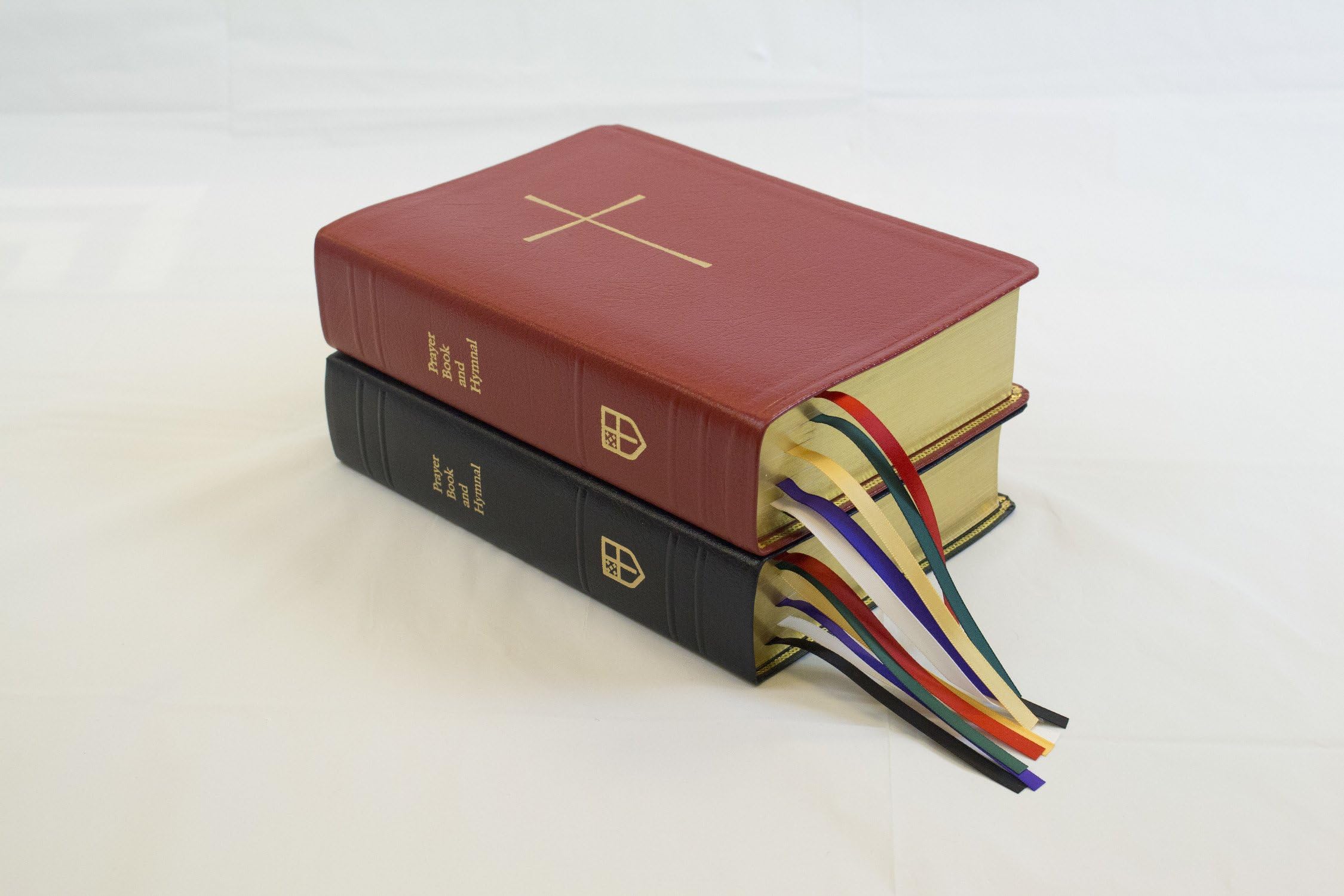 Prayer Book and Hymnal: Red, Containing The Book of Common Prayer and The Hymnal 1982, According to the use of The Episcopal Church