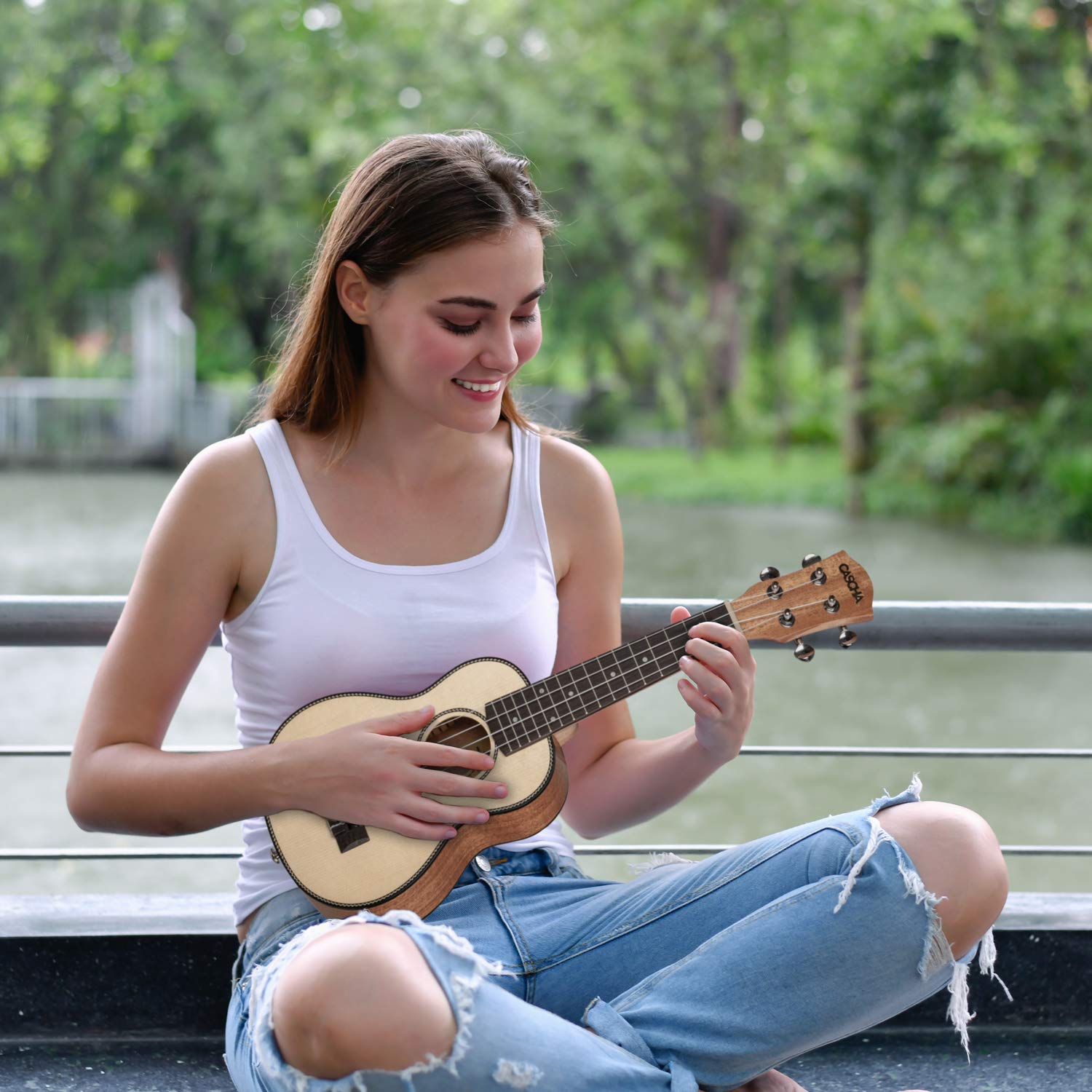 CASCHA profesjonalny zestaw ukulele sopranowe, masywna góra świerkowa, 53 cm ukulele z nylonowymi strunami Aquila, akcesoria, wyściełany gigbag i 3 kostki