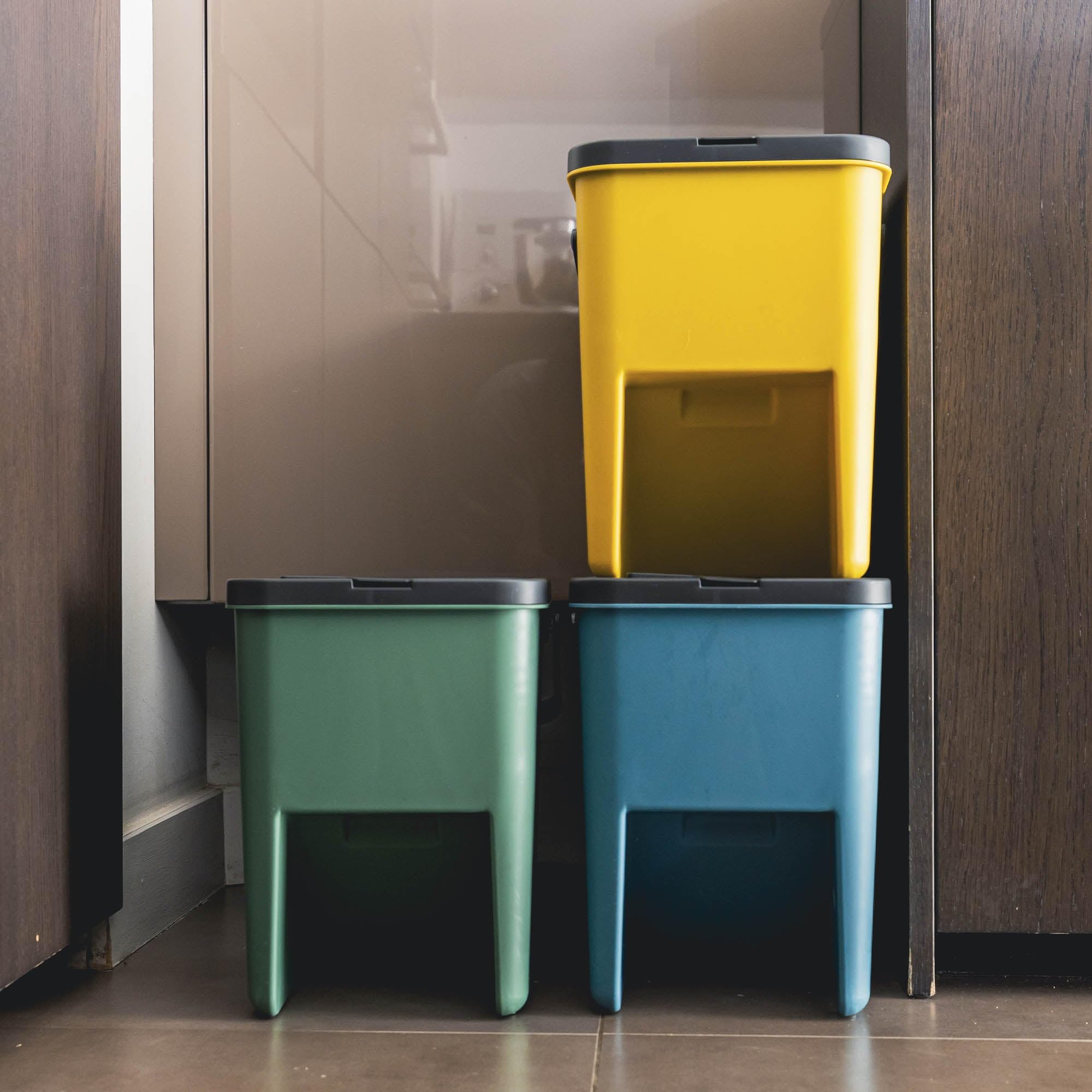 KITCHEN MOVE Bergen - Juego de 3 cubos apilables de 20L para reciclaje – 80L – Papelera de clasificación selectiva de plástico, colores amarillo, azul, verde y gris