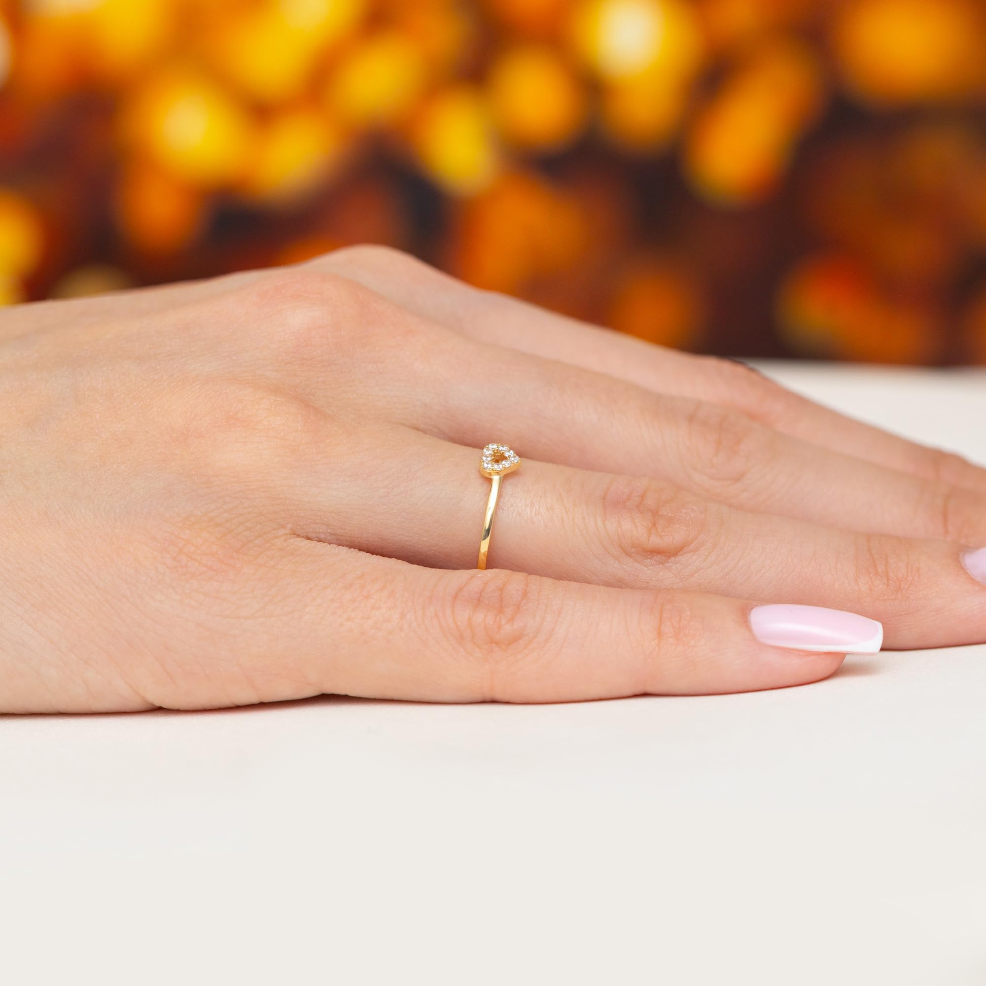 MARKO Goldring Damen 333 Echtgold Herz mit 9 weißen Steinen – zarter Damenring aus 8 Karat Gelbgold, romantischer Promise Ring, Verlobungsring Damen, Goldschmuck Damen