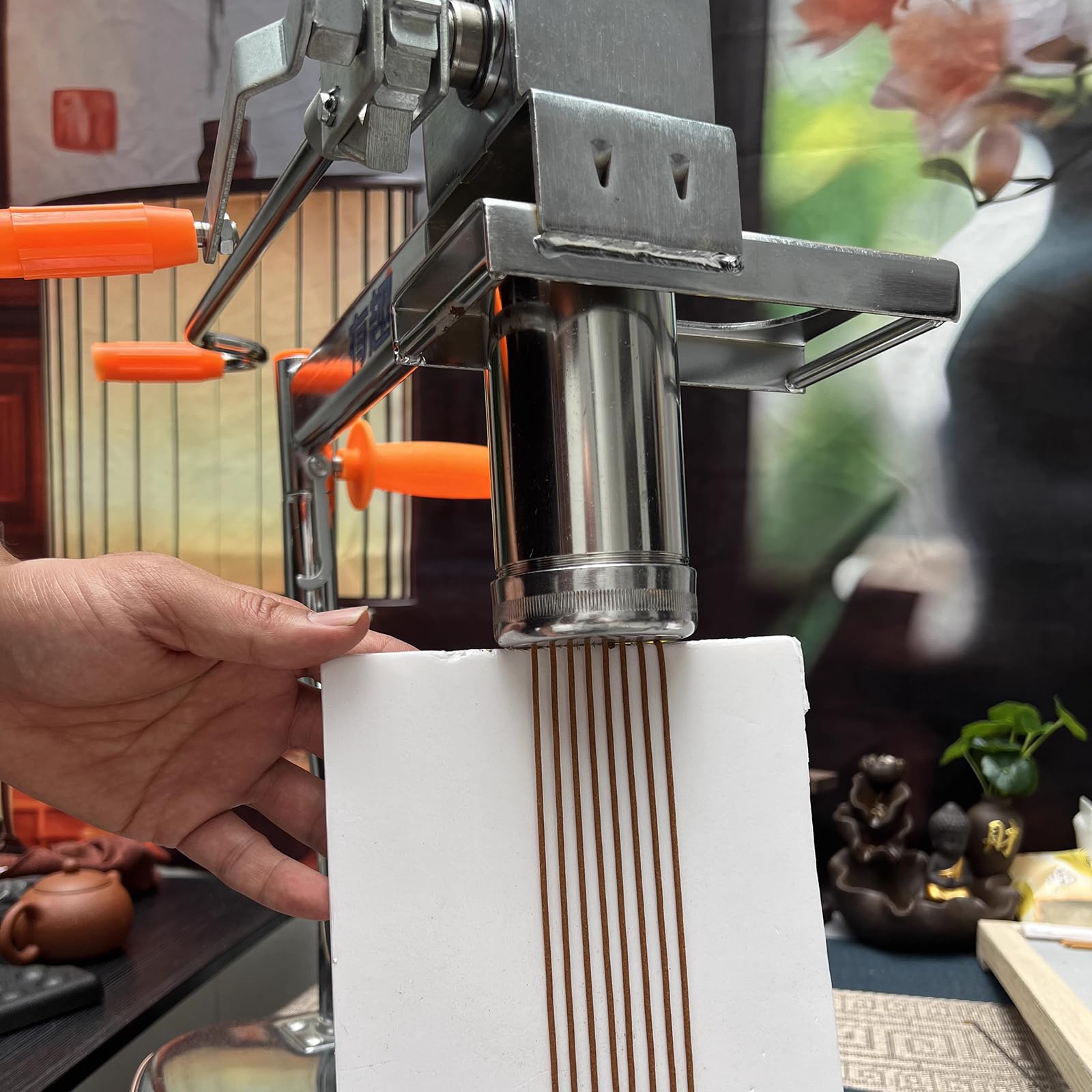Cette Machine Manuelle à fabriquer de l'encens, avec Ses 2 moules pour Accessoires de parfumerie DIY et Son extrudeuse d'argile pour la Fabrication de bâtonnets d'encens, est idéale pour la