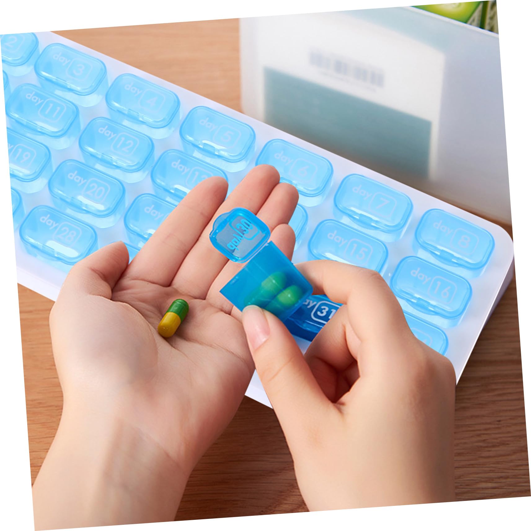 Tragbare Medikamentenbox 2 Stück Dicht Schließend Abs Material mit 31 Fächern Zufällige Farbe für Monatliche Pillenaufbewahrung und Reisen