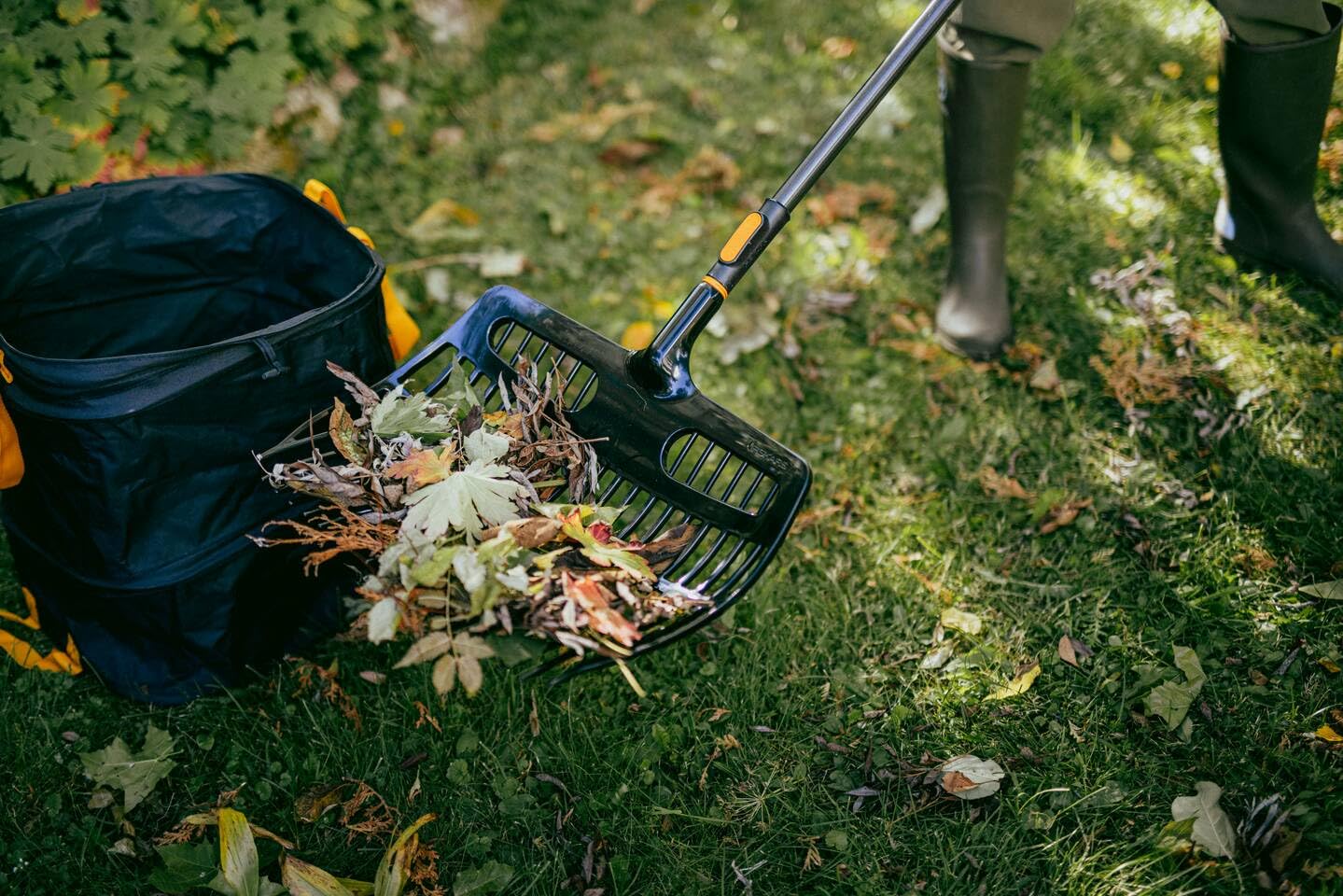 Fiskars OneClick Schaufelrechen, Vielseitiger Aufsatz zum Harken, Heben und Sieben, Müheloses Wechseln mit nur einem klick, Breites Schaufeldesign, Schwarz/Orange, 1080681