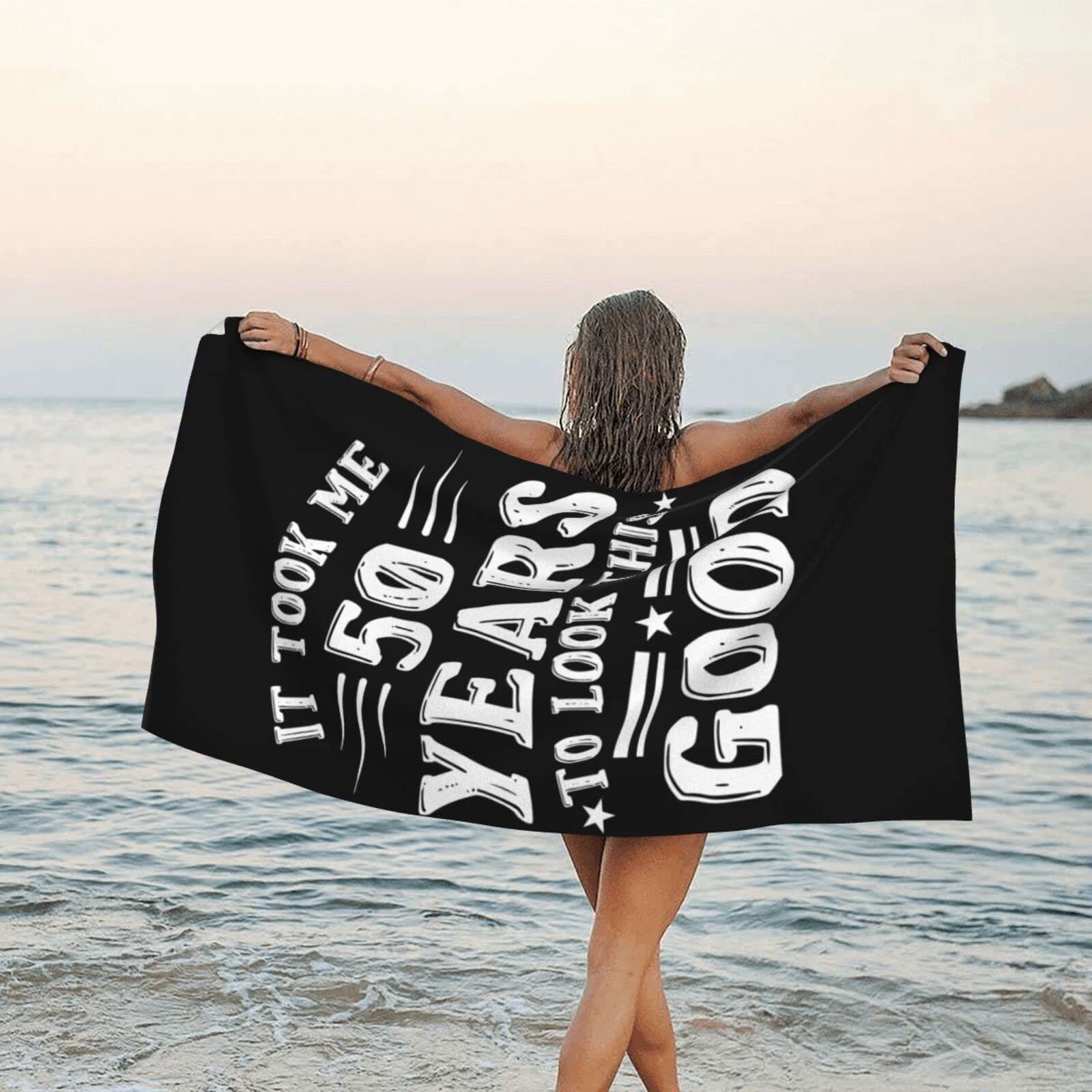 DARLEKS Toalla de playa Happy 50th Birthday de gran tamaño, toalla de playa de microfibra con bolsillo, manta de playa ligera y fina, 27.5 x 55 pulgadas