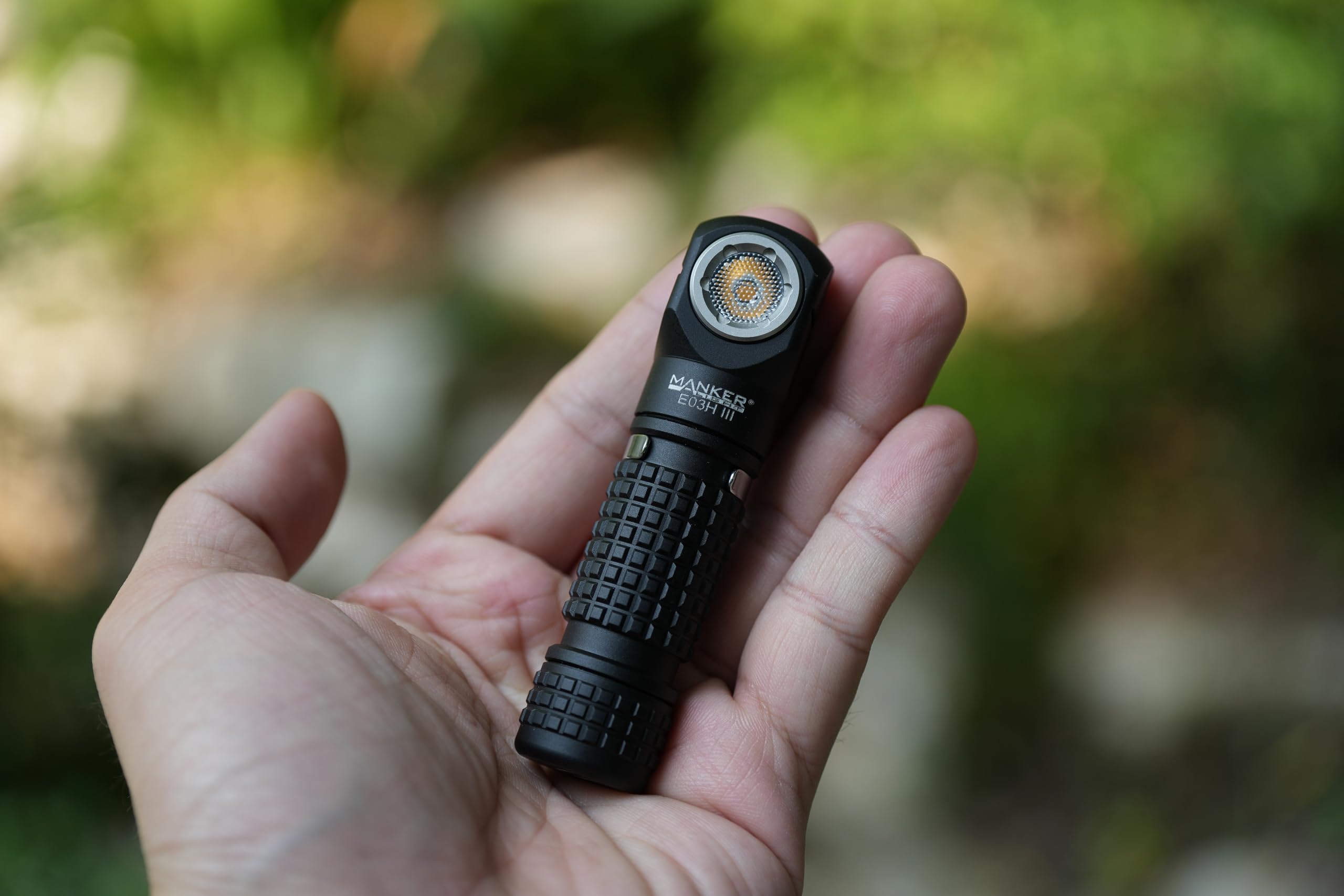 Manker E03H III wiederaufladbare Stirnlampe, 1200 Lumen, Mini-Taschenlampe mit Clip, 90 Grad EDC AA rechtwinklige Taschenlampe mit Kopfband und Magnetschwanz, Schwarz