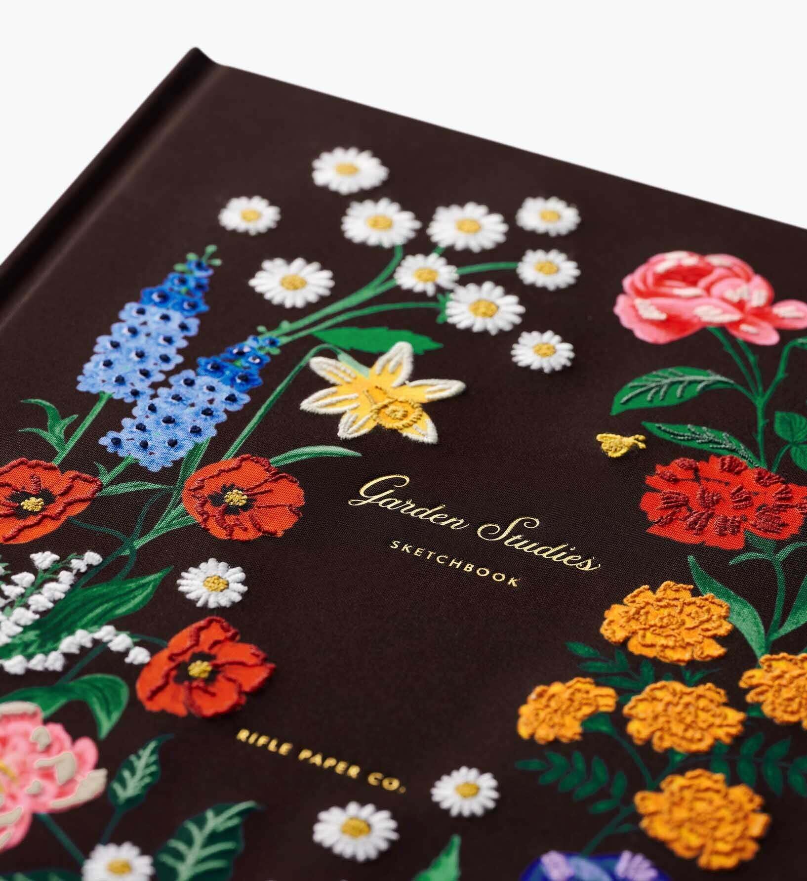 RIFLE PAPER CO. Garden Study Carnet de croquis brodé 108 pages vierges pour croquis, 26 cm de long x 21 cm de large, couverture en tissu avec broderie florale, avec ruban gros-grain marque-page