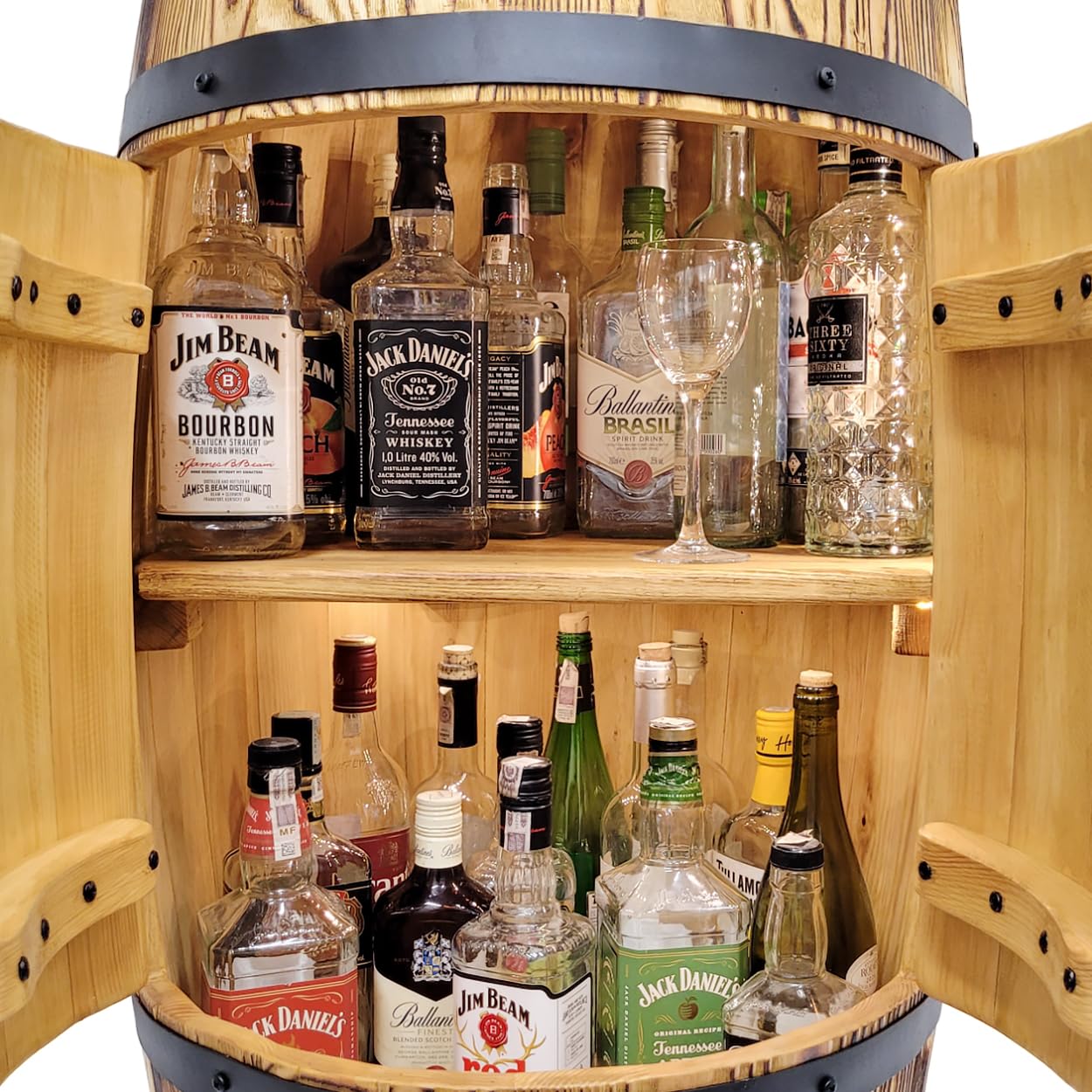 weeco Tonneau Bar en Bois avec Porte, Casier à Vin, LED – Meuble Bar Rustique en Fût avec Étagères – Armoire à Alcool, Bar à Bouteille – 82x52cm, Chêne Brûlé