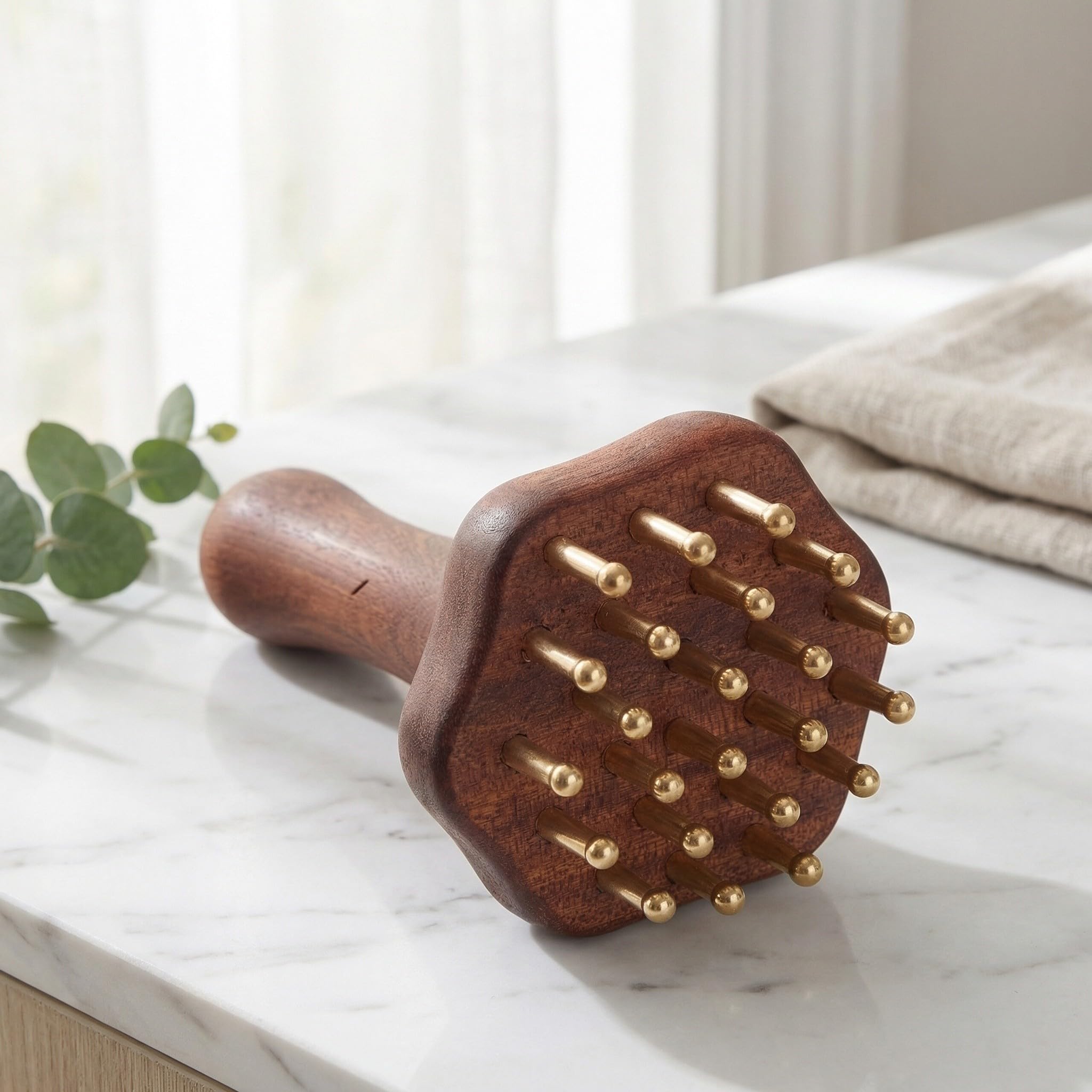 PLAFOPE Cepillo masajeador capilar y masaje cabeza de latón y madera, 24 dientes ergonómico, precisión para aplicación en cuerpo y cuello, spa en casa, 2 unidades