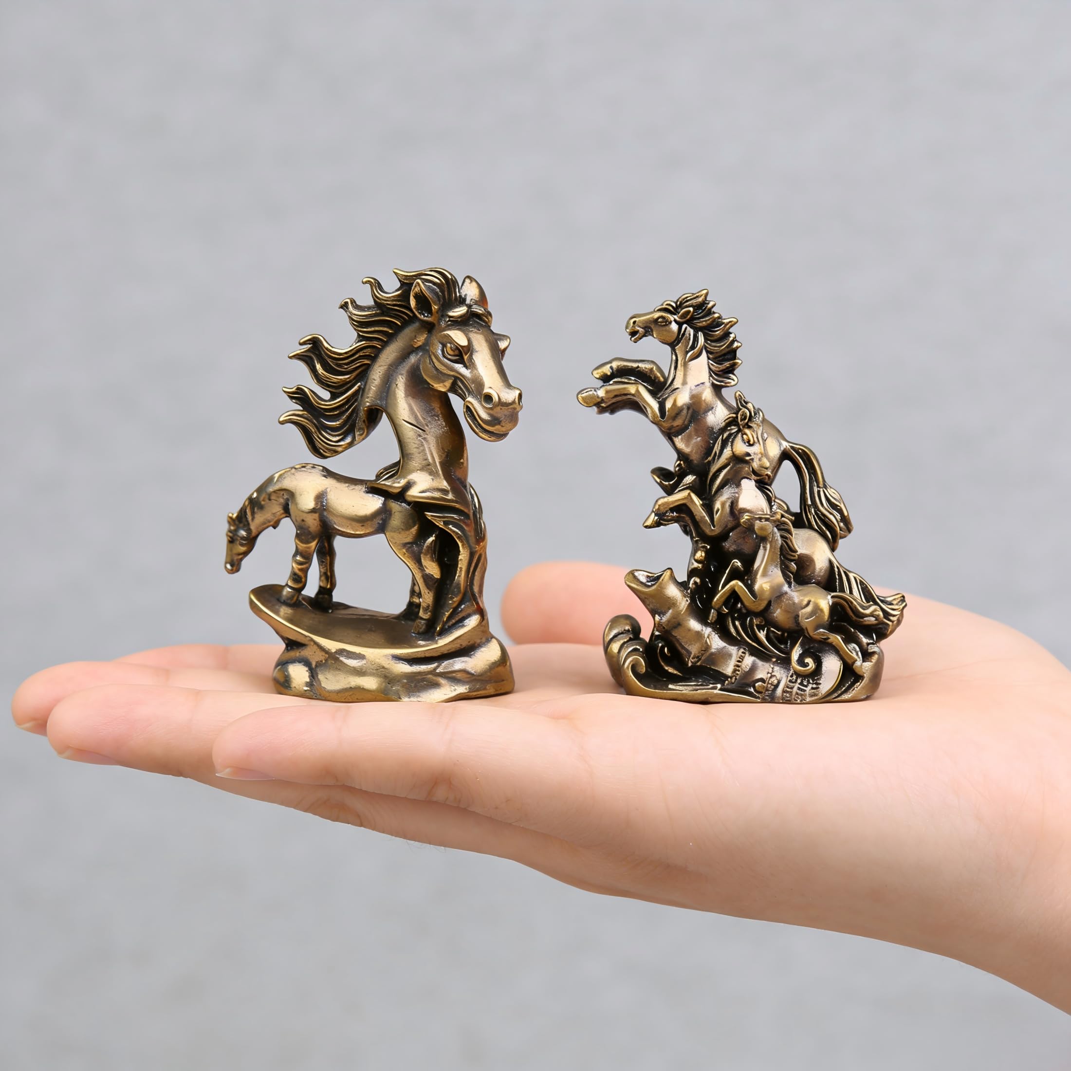 Zestaw 2 figurek koni z mosiądzu, miniaturowe figurki zwierząt dekoracyjnych, rzeźby koni w stylu vintage do dekoracji biurka i biura, małe ozdoby z mosiądzu