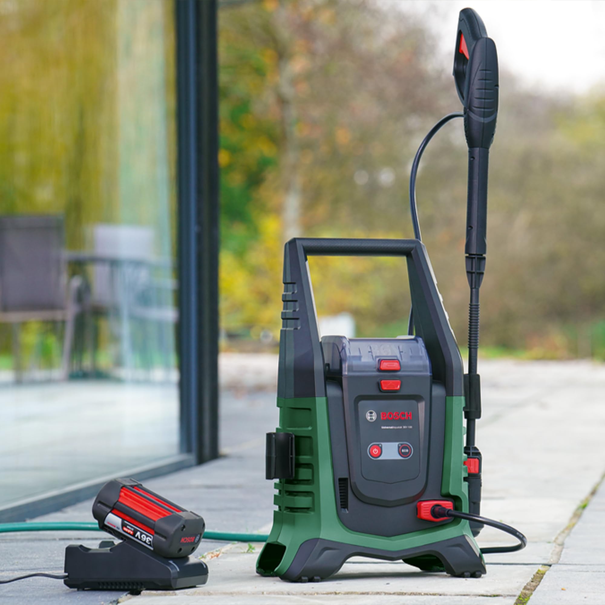 Bosch Akku-Hochdruckreiniger UniversalAquatak 36V-100 (ohne Akku/Ladegerät) | Für die Reinigung zu Hause oder unterwegs; 36-Volt-System; bis zu 45 Minuten Laufzeit; selbstansaugendes Set