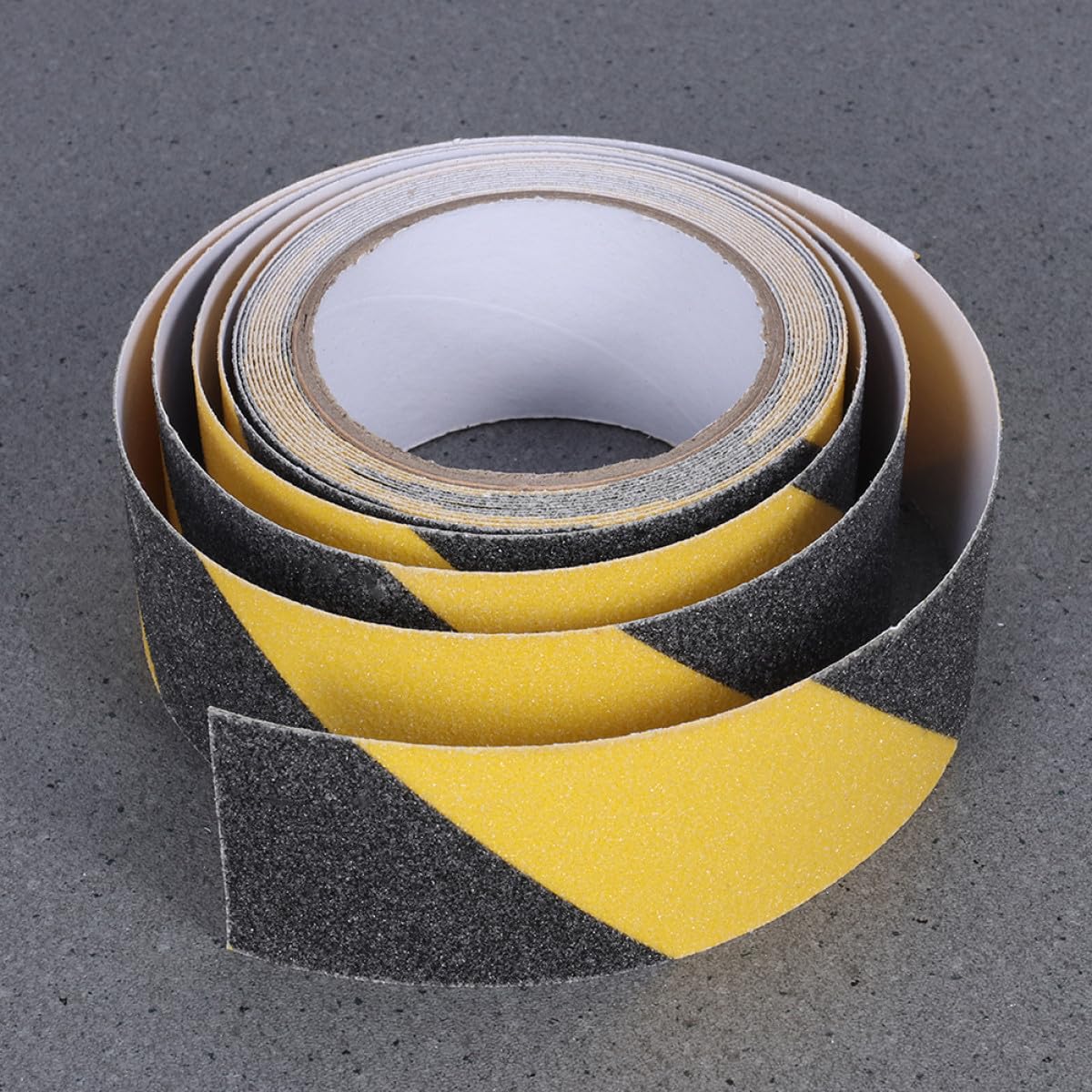 KOMBIUDA 2 Nastro Antiscivolo Sicurezza Nero Giallo Adesivo per Gradini e Aree Rischio Resistente e Ben Segnalato per Uso ed Esterno