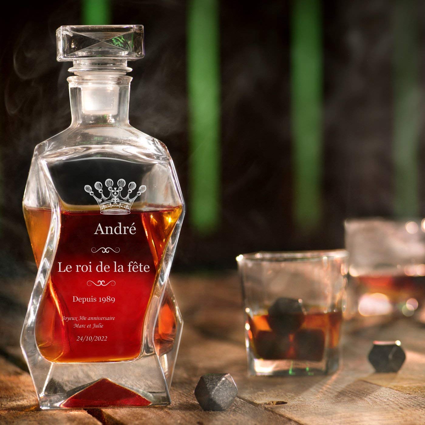 Maverton Décanteur gravé avec 2/4 / 6 verres à Whisky, Ensemble de Carafe avec verres, Whiskey Decanter, Cadeau pour chaque homme - avec personnalisation - Roi