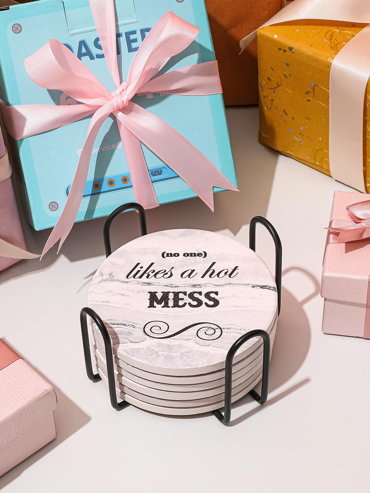 LIFVER Posavasos divertidos para bebidas absorbentes con soporte, juego de 8 posavasos con base de corcho, cerámica de mármol blanco estilo posavasos con 4 refranes para mesa de madera