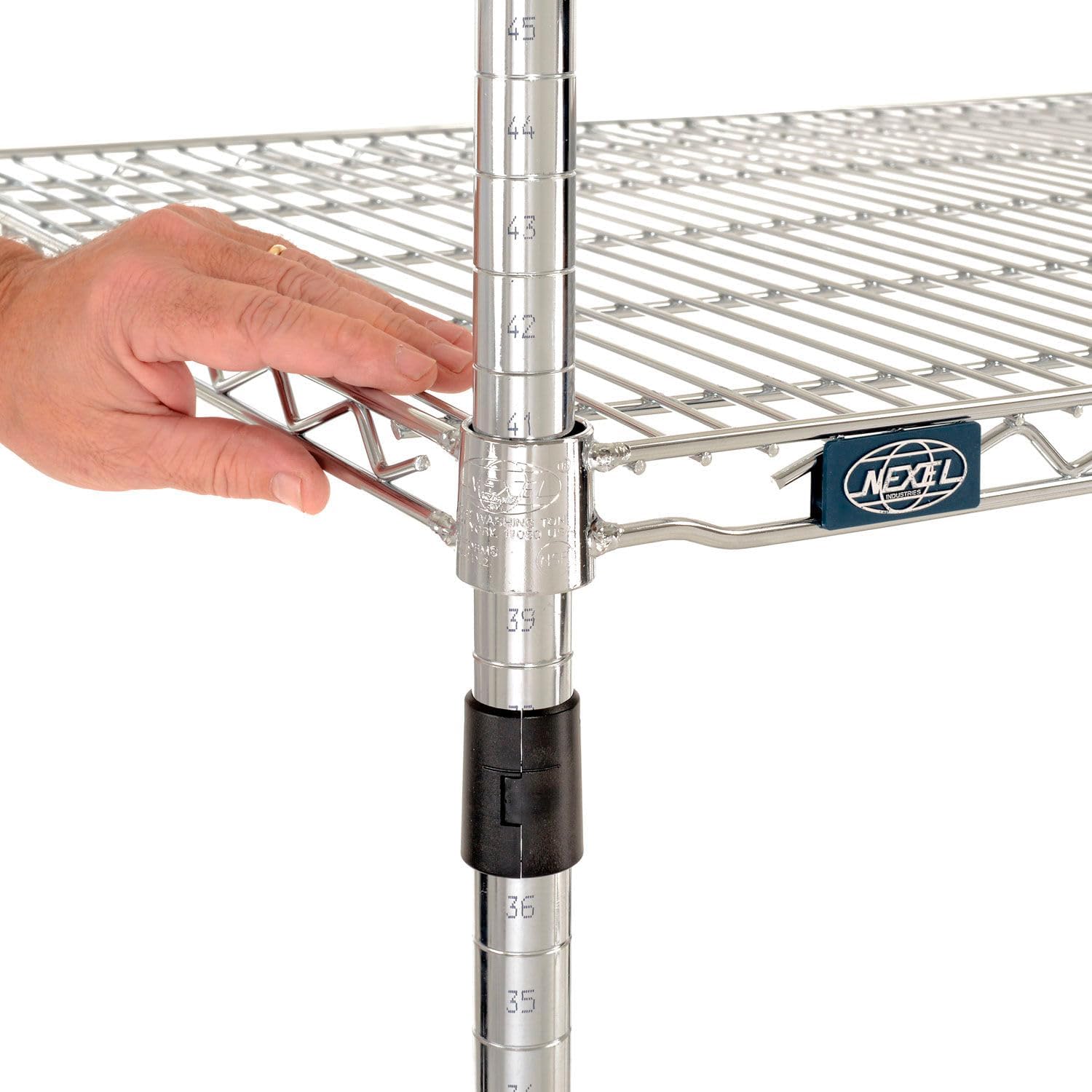 Ajustant a mà un prestatge de filferro en un pal