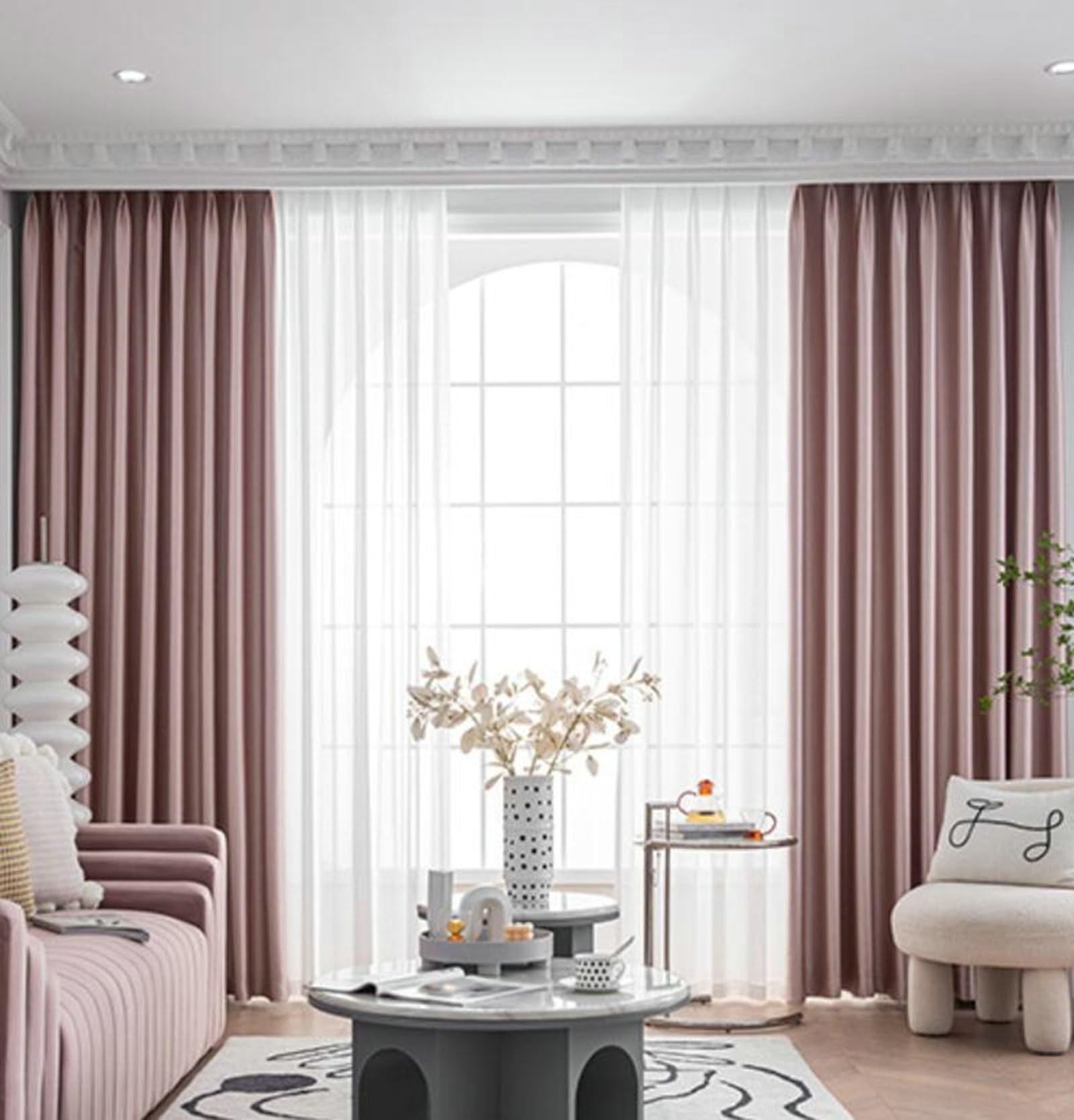 Rideaux occultants de salon rose pour créer une ambiance cocooning et tamisée le soir