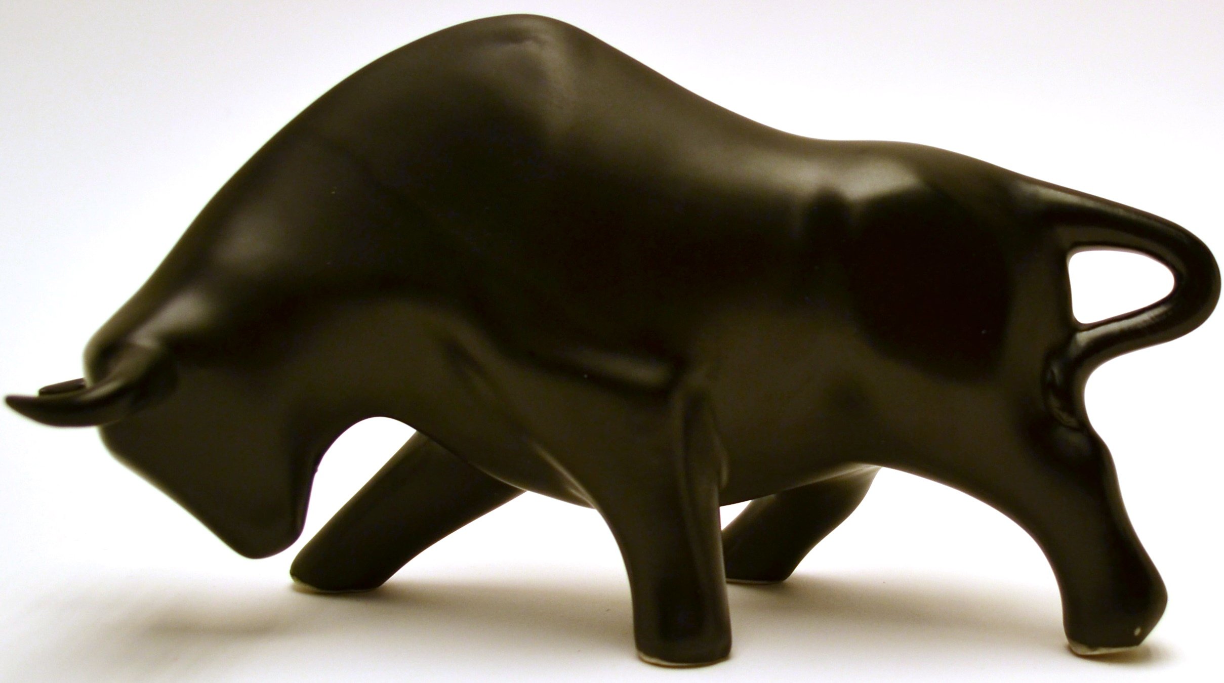 Scultura in Ceramica di Toro Fatta e Dipinta a Mano. Figura Decorativa. (Dimensione MEDIANO 27 cm x 16 cm x 12 cm) (Nero Mate)