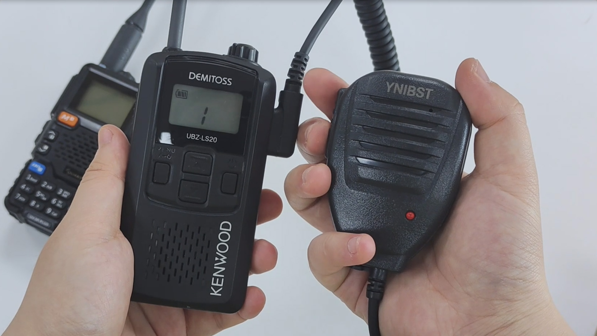 KENWOOD トランシーバー 他（充電器・バッテリー・スピーカーマイク） KENWOOD トランシーバー 他（充電器・バッテリー・スピーカー