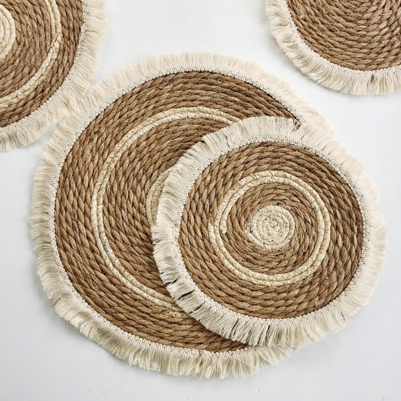 Tapis de table bohème en paille tressée pour des repas chaleureux en famille