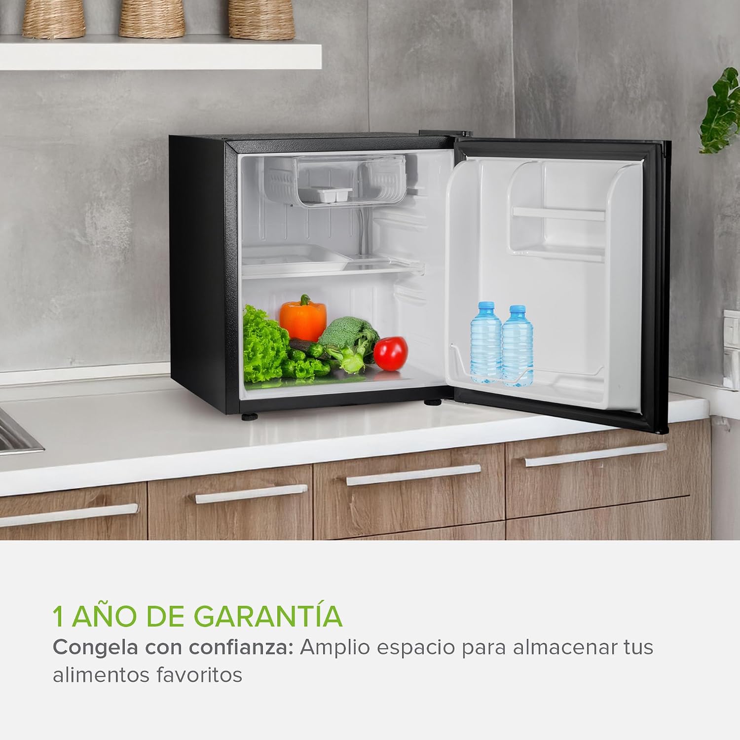 Image showing the AVERA mini-fridge open in a kitchen setting, with text '1 AÑO DE GARANTÍA' (1 YEAR WARRANTY).