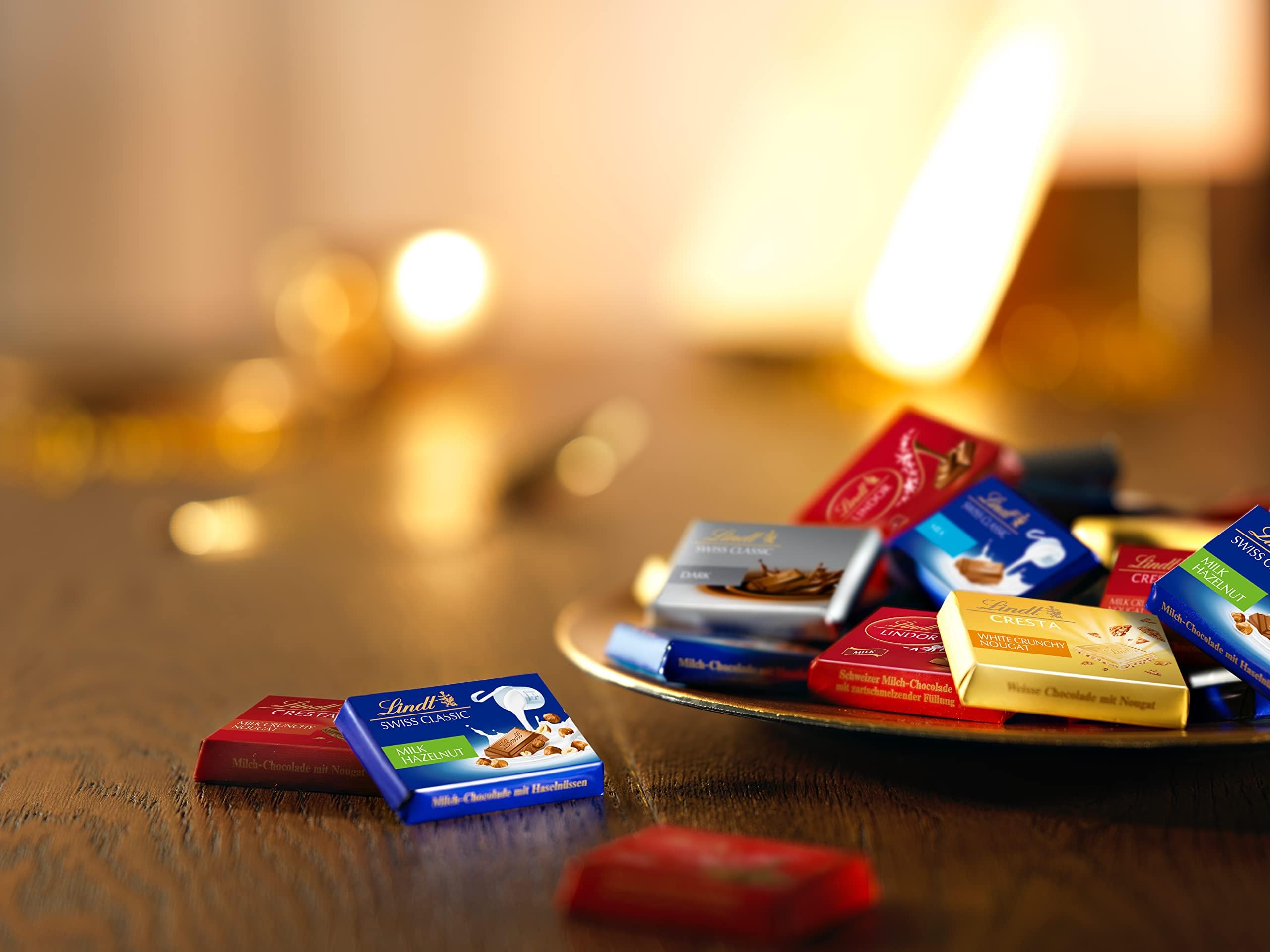 LINDT Napolitanas Suizas, contiene un surtido de minitabletas de chocolate envueltas individualmente, chocolate con leche, de chocolate blanco,chocolate negro,chocolate con avellanas, aprox76uds, 500g