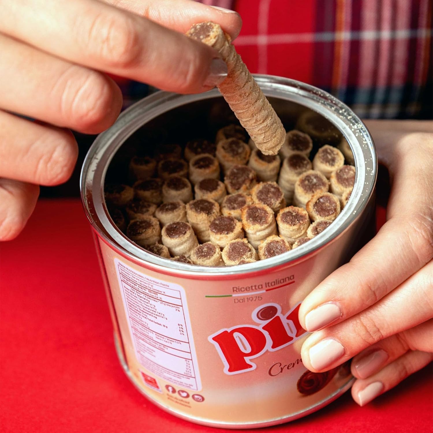 Pirucream Cream Filled Rolled Wafer. Chocolate and Hazelnut Filling. Premium Chocolate. 10.59 oz / 300 gr. Pack of 6