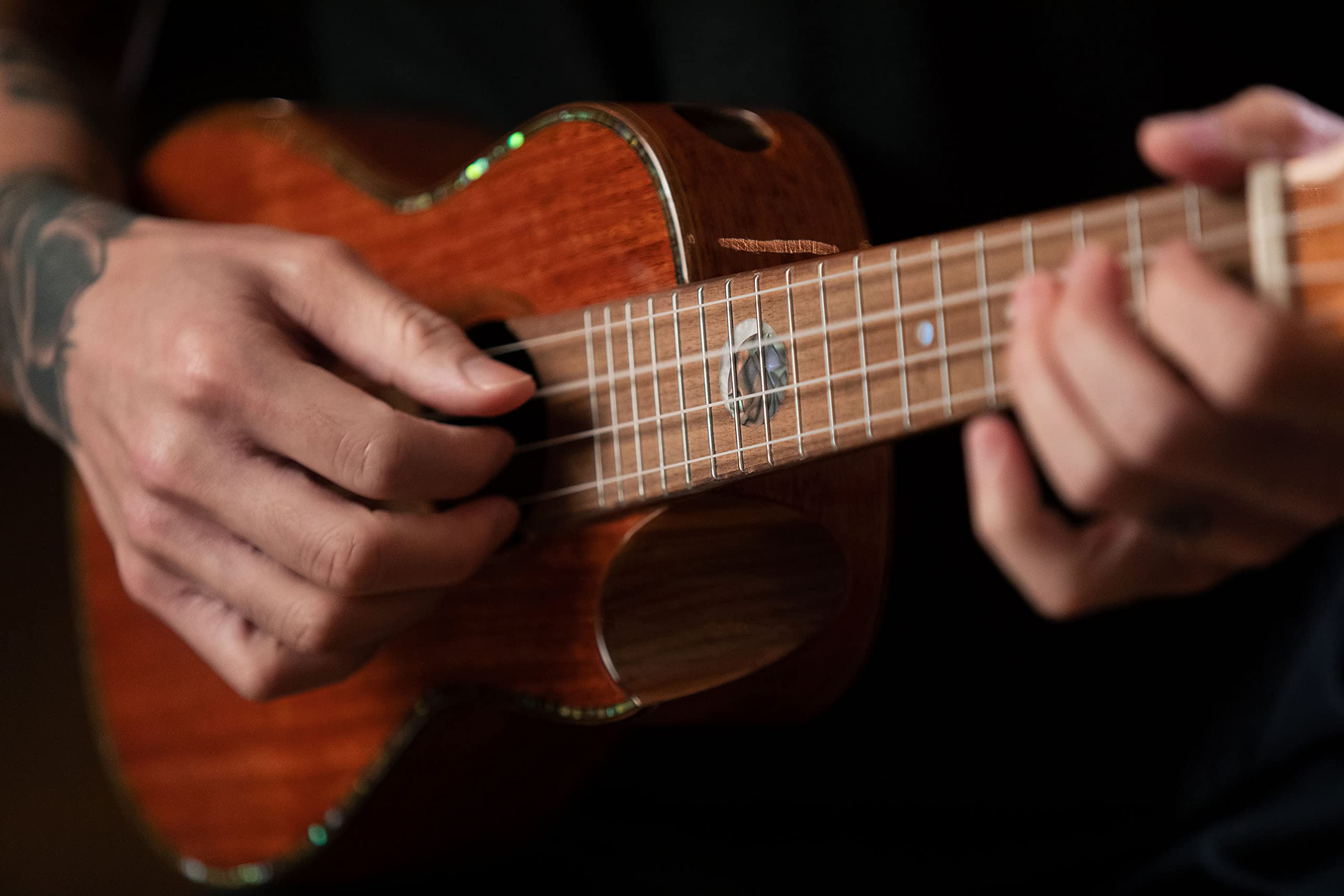 Ortega Guitars Ukulélé Concert Acoustique – 2 évents sonores – Série Custom Built – Avec Housse – Acajou, Naturel (ECLIPSE-CC4)