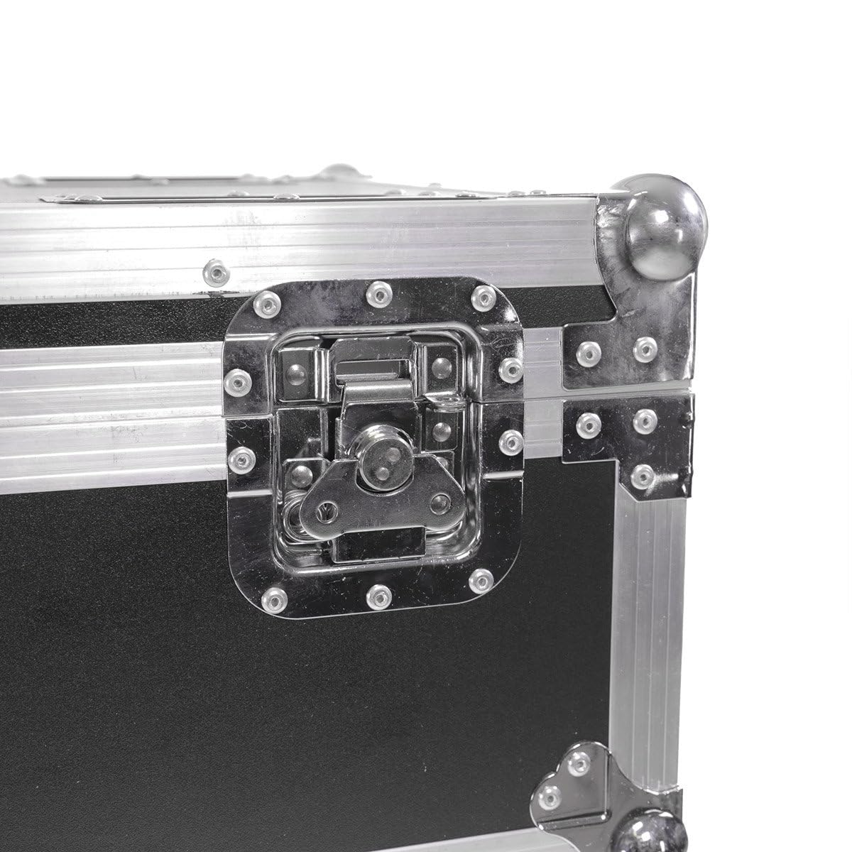 BoomToneDJ EZ-Box Flight Case Universale Nero 6 Scomparti con Rotelle. Valigia di trasporto professionale. 6 prese IEC integrate. Rinforzi angolari. Dimensioni con ruote: 51 x 47 x 38,5 cm.