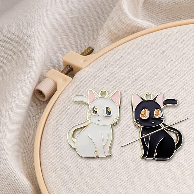 Lovely Cat Needle Minder Magnetic for Cross Stitch, Black and White Cat Needle Holder for Crafts and Needlework Supplies2 PCS