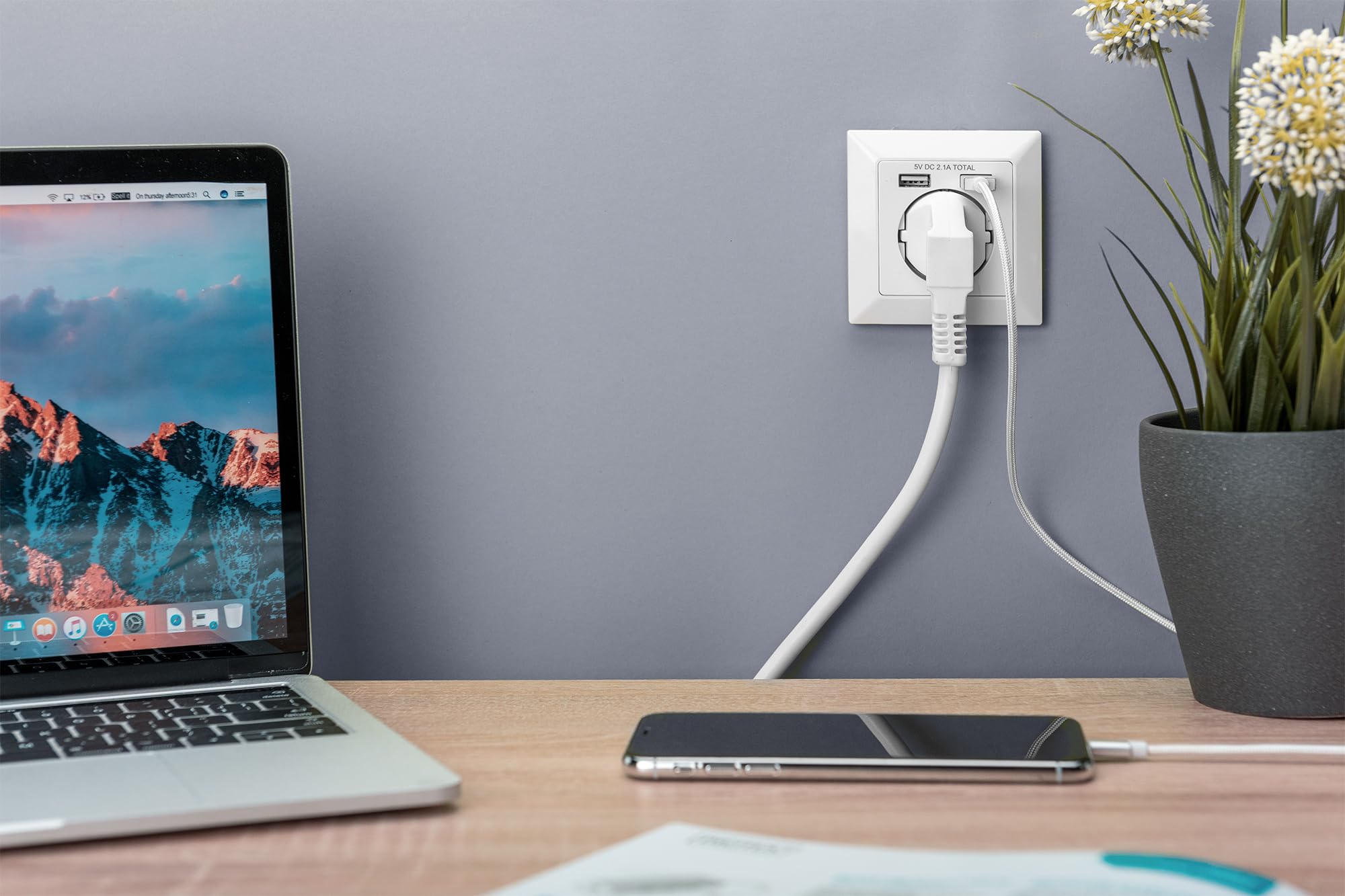 DIGITUS DA-70613 - Presa da incasso con caricatore USB-A - 2 pezzi - 2 prese USB - 5V / 2,1 A in totale - 250 V 50 Hz - Profondità di montaggio 32 mm - Compatibile con il design - Bianco puro RAL 9003