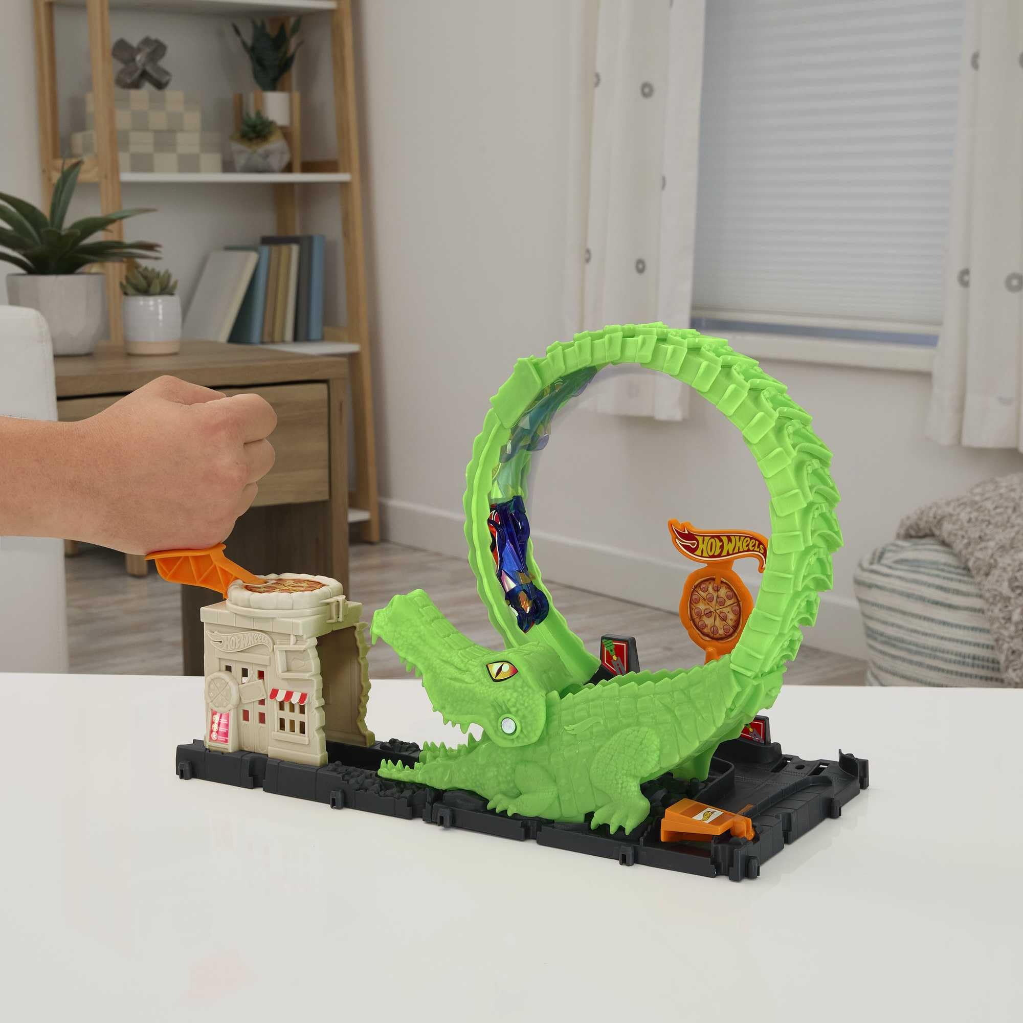 Hot Wheels - Attacco sul Loop del Coccodrillo, Pista con pizzeria e 1 macchinina, Pista Regolabile Che Si collega ad Altri Set, Giocattolo per Bambini 4+ Anni, HKX39