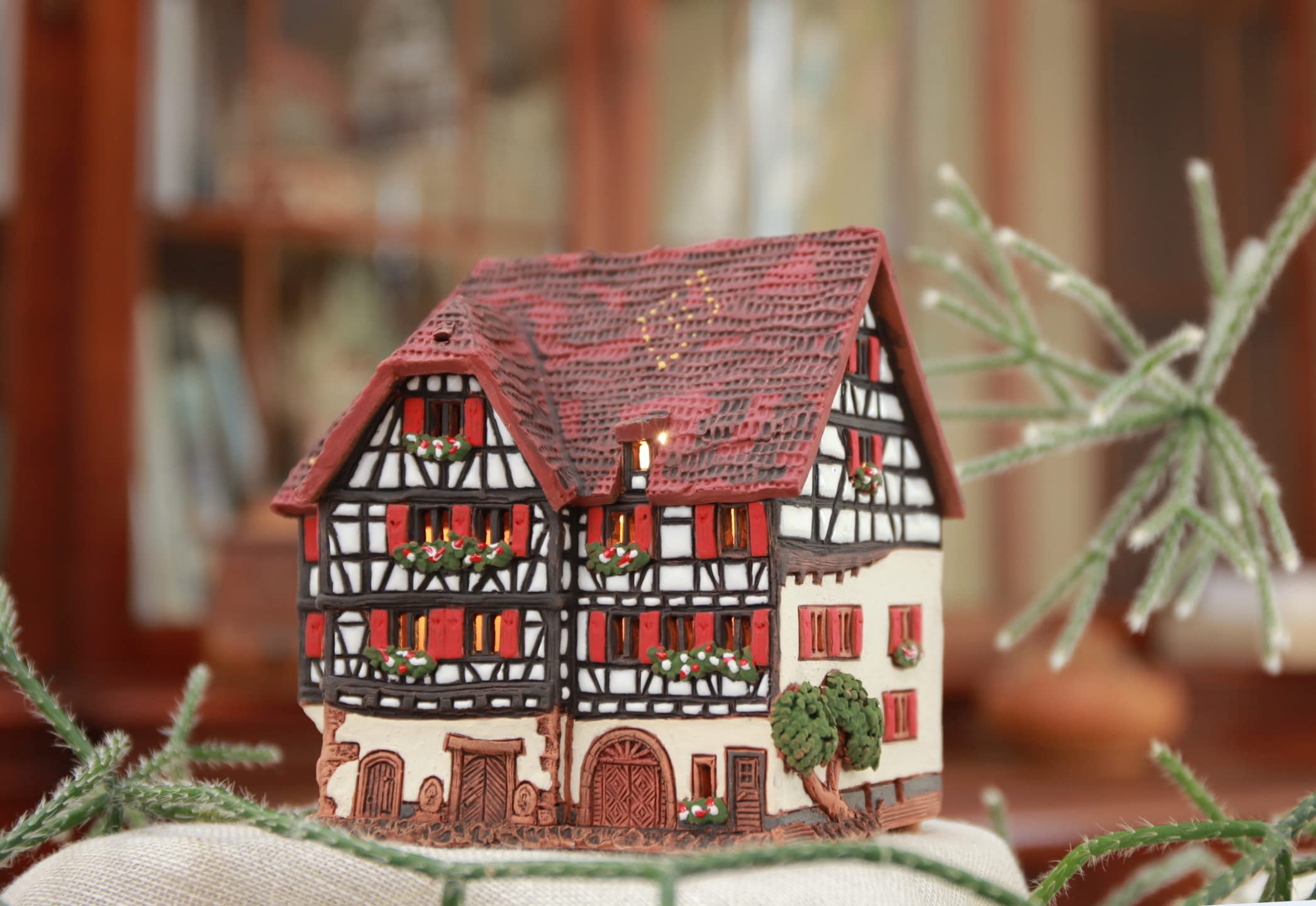 Ceramiczny aromat domku świetlnego, rękodzieło, miniaturka artystyczna, stary historyczny dom z muru pruskiego w Obernai, Alzacja, B256AR