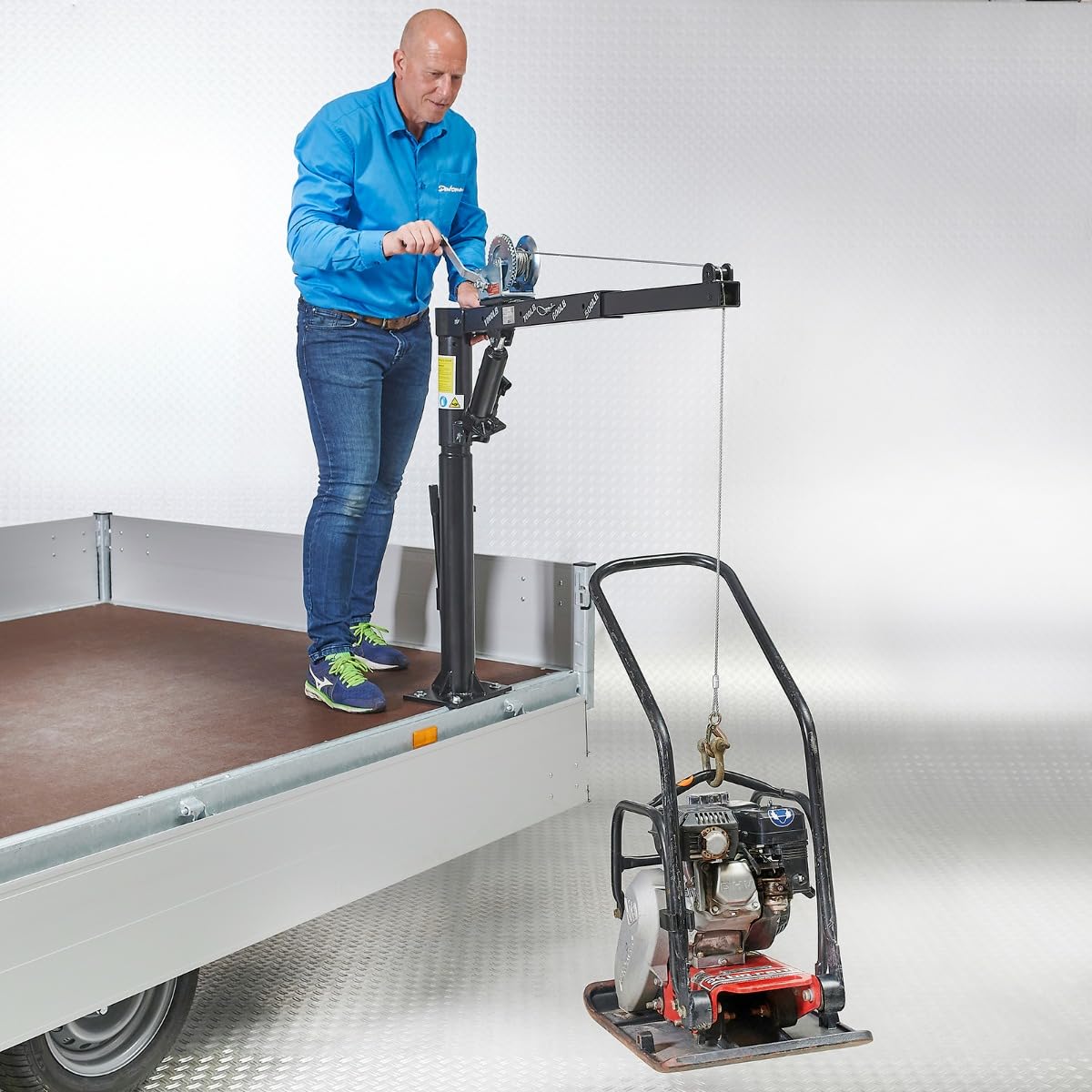 Hebebühne Auto Kran 450 kg - Hydraulischer Anhängerkran mit Seilwinde 9,5 m - 360° Schwenkarm - klappbar - Tragarm 80-135 cm - max. Hubhöhe 225 cm - Montageplatte