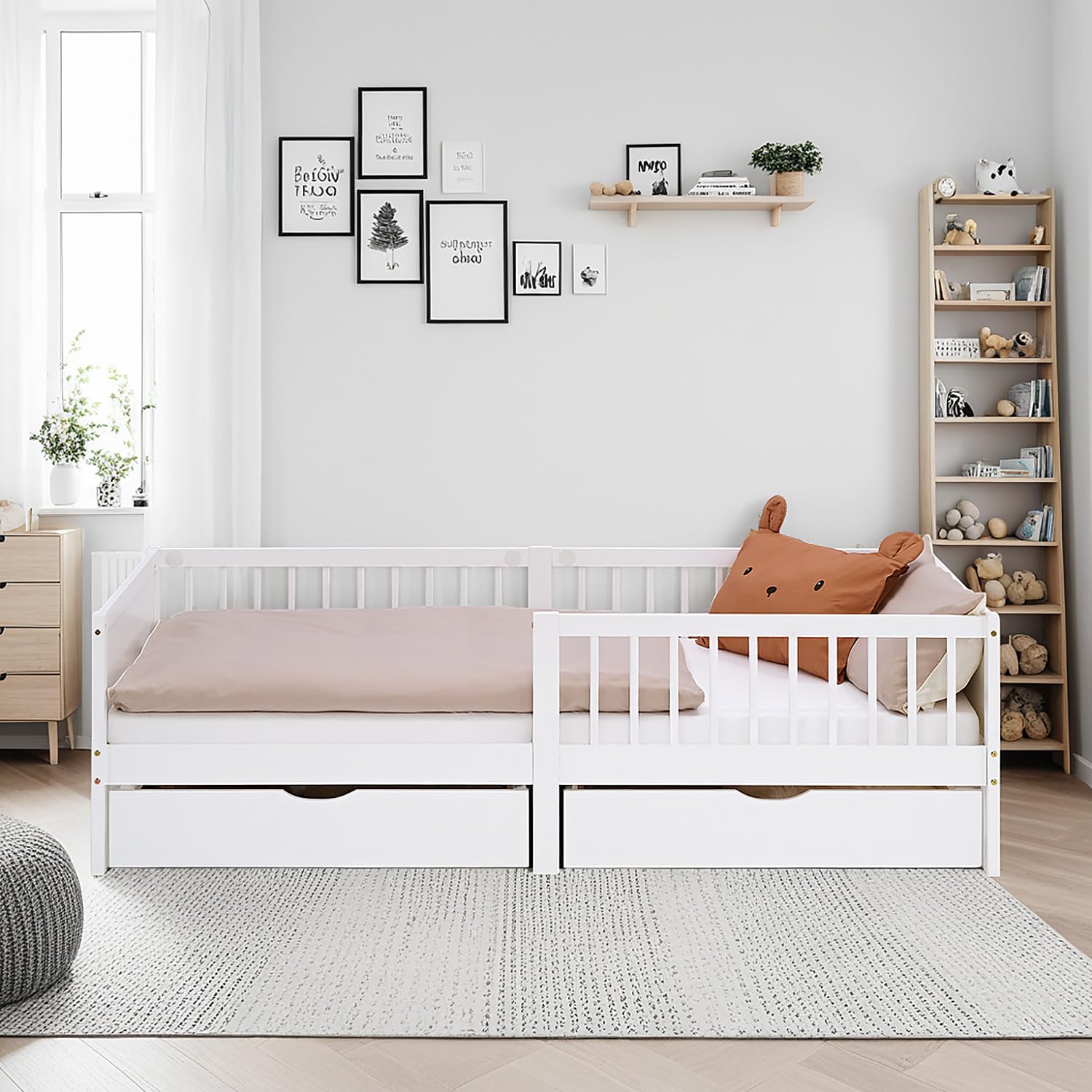 Homestyle4u Kinderbett 90x200 mit Matratze, Lattenrost & Schubladen, Weiß | Massivholz Bodenbett aus Kiefer mit Rausfallschutz, 2 Bettkästen für Stauraum und kindgerechter Rollmatratze Härtegrad 2