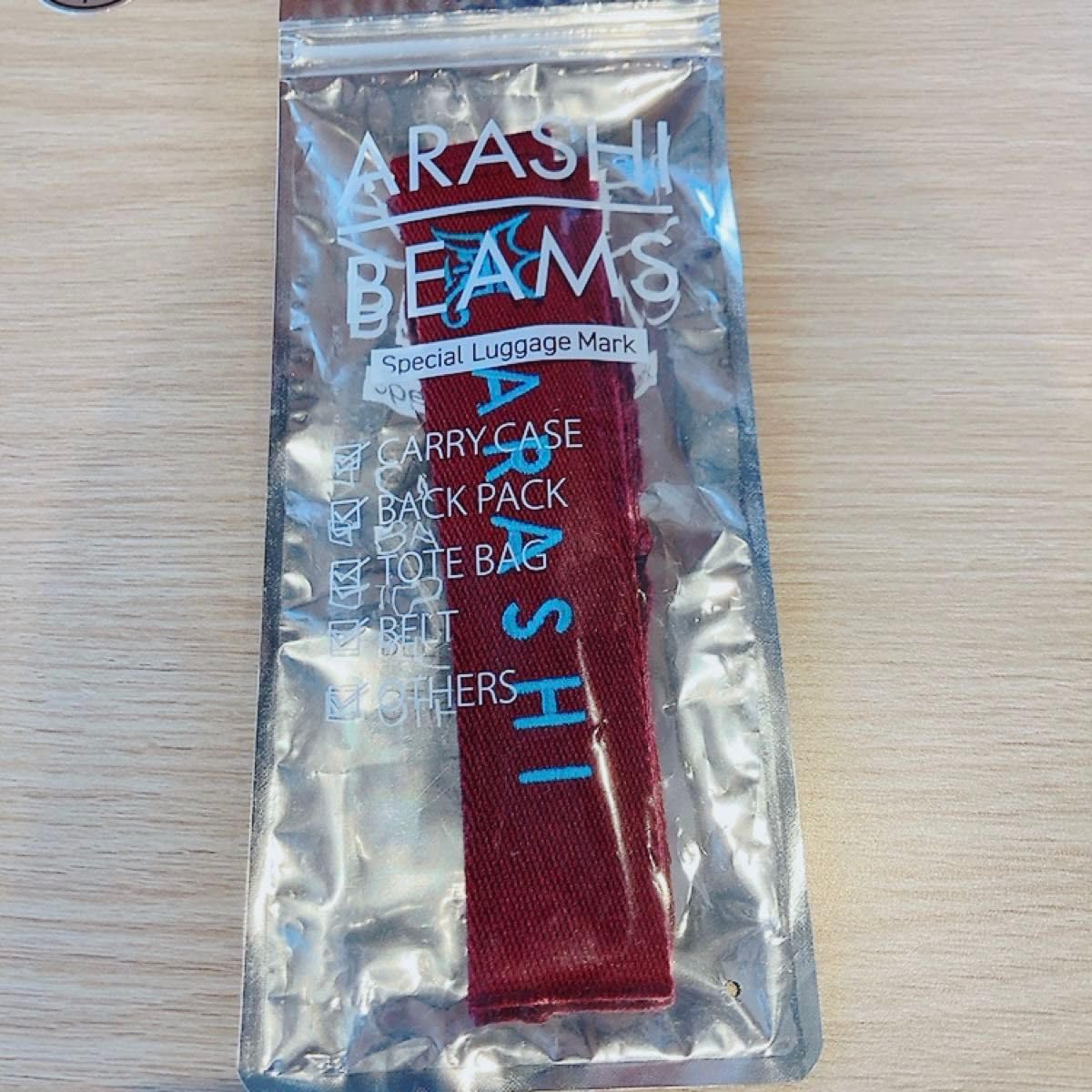Amazon.co.jp: 嵐×BEAMS ラゲッジマーク 赤 : ファッション