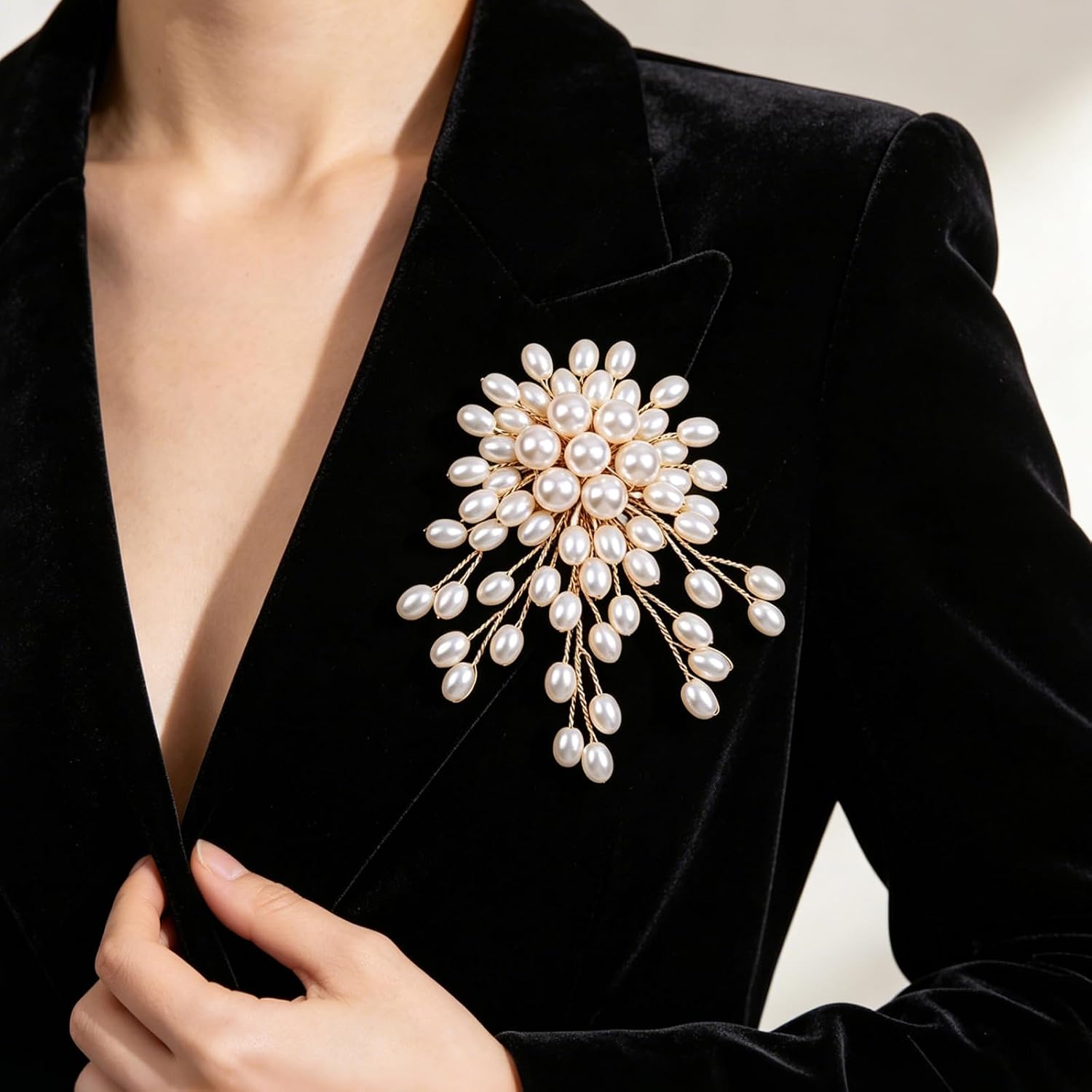 1 Pcs Large Pearl Brooch Pins for Women, Vintage White Pearl Flower Brooch