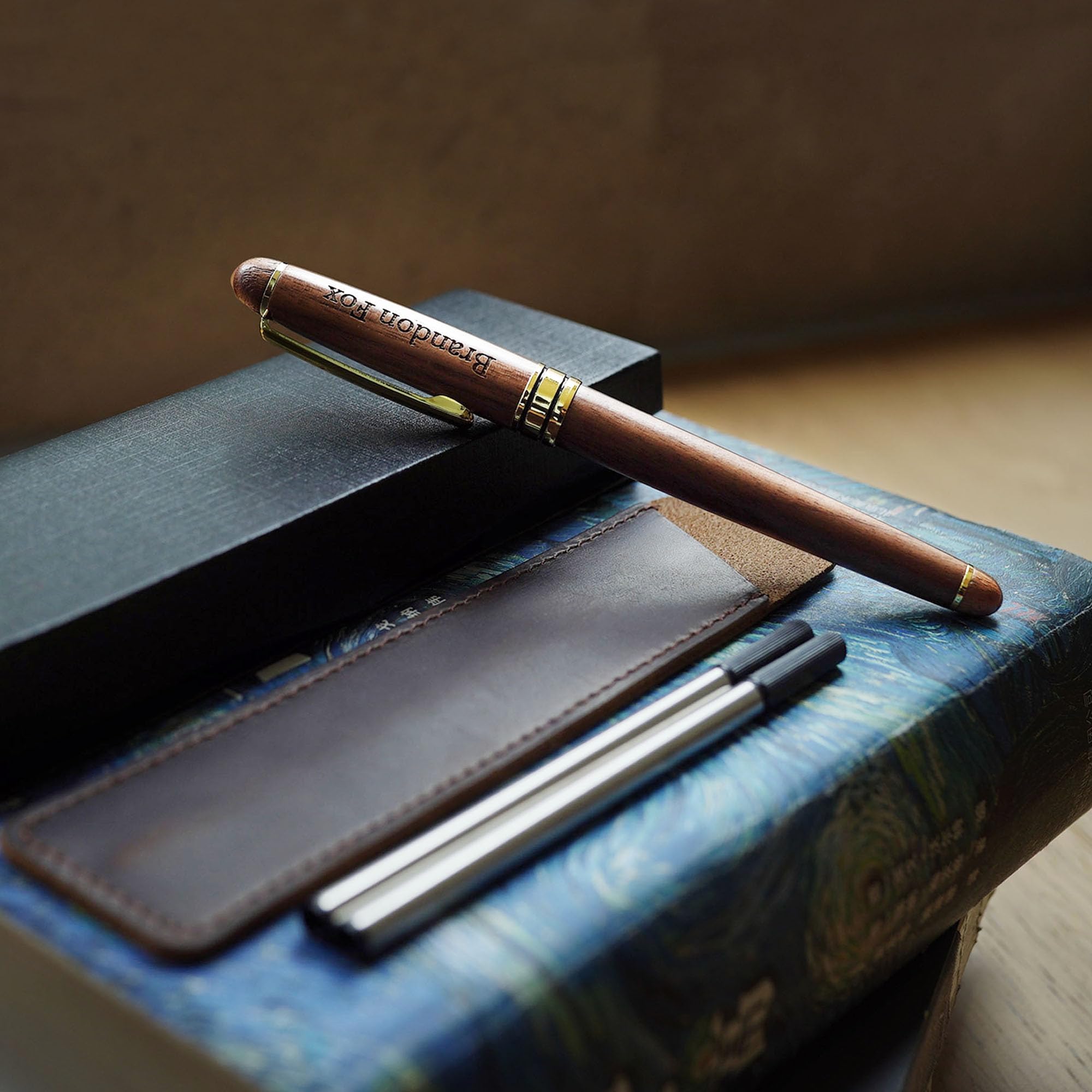 Penna A Sfera Regalo, Penna A Sfera In Legno Fatta A Mano, Incisione Laser, Personalizzata Confezione Regalo,da Ufficio, Idee Regalo Per Lui E Per Lei (Maple & Rosewood - Foto 5