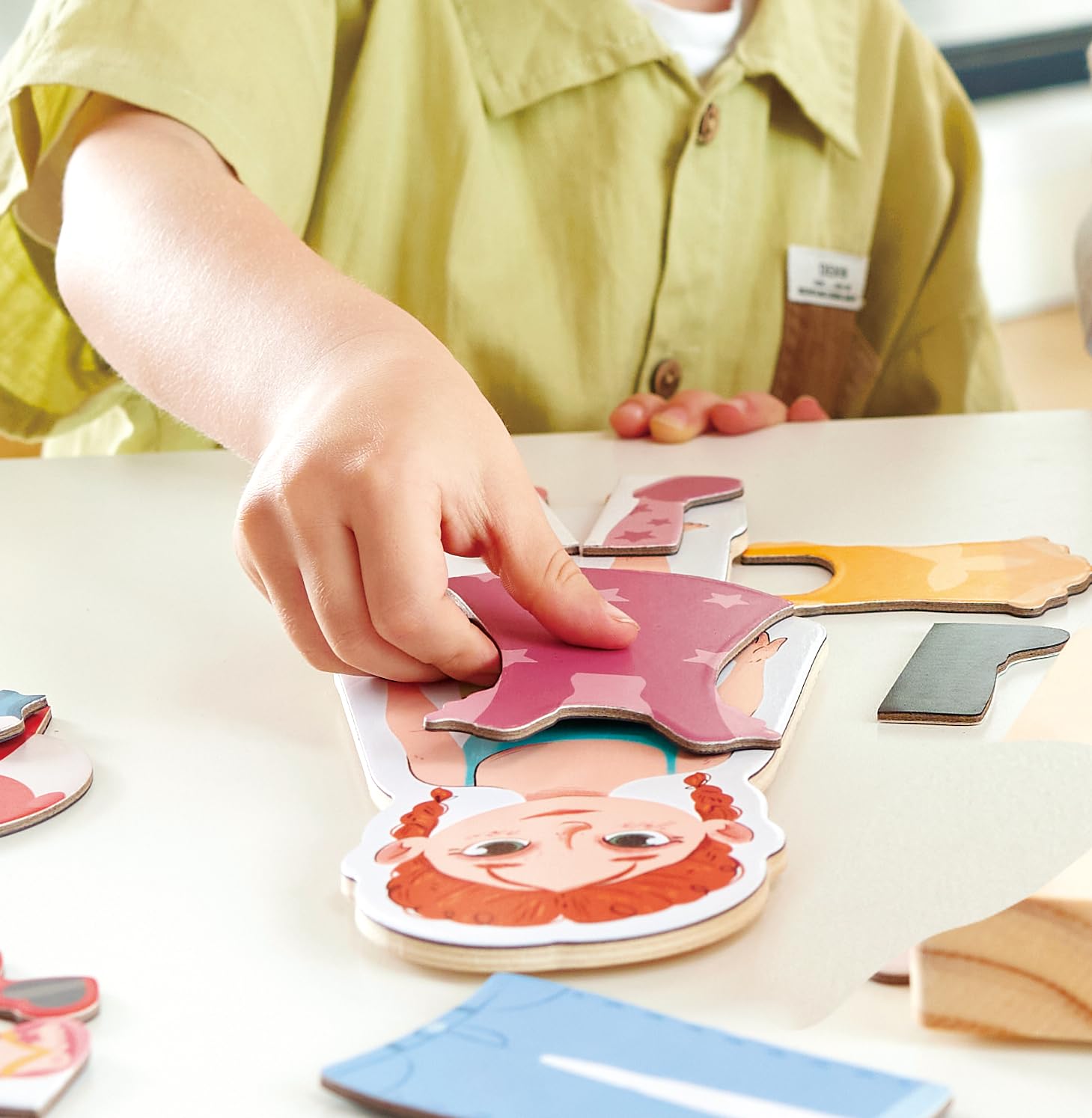 Hape Puzzle en Bois Je M'habille avec Mes Vêtements Aimantés - 66 Pièces, Jeu Enfant 3 Ans Apprentissage des Couleurs, Textures, Motifs - Cadeau Anniversaire, Maternelle - Figurines Garçon et Fille