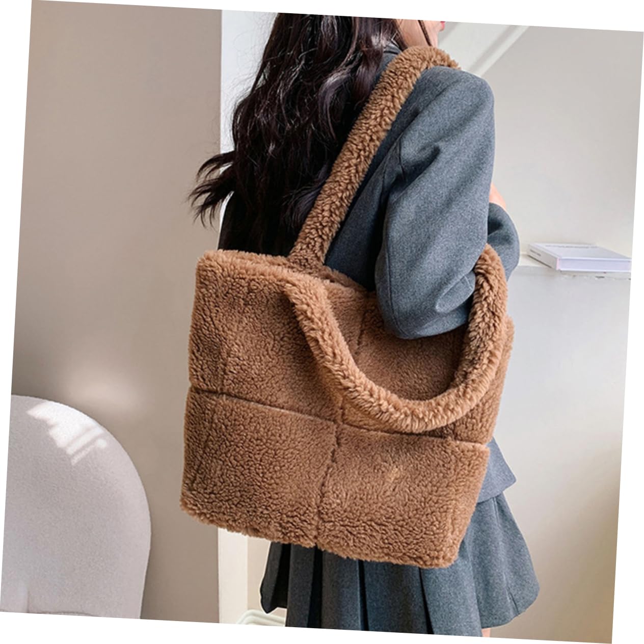 LIFKOME Große Plüsch Handtasche Damen Umhängetasche mit Geräumigem Innenraum und Komfortablem Material als Modische Schultertasche für Alltag und Freizeit