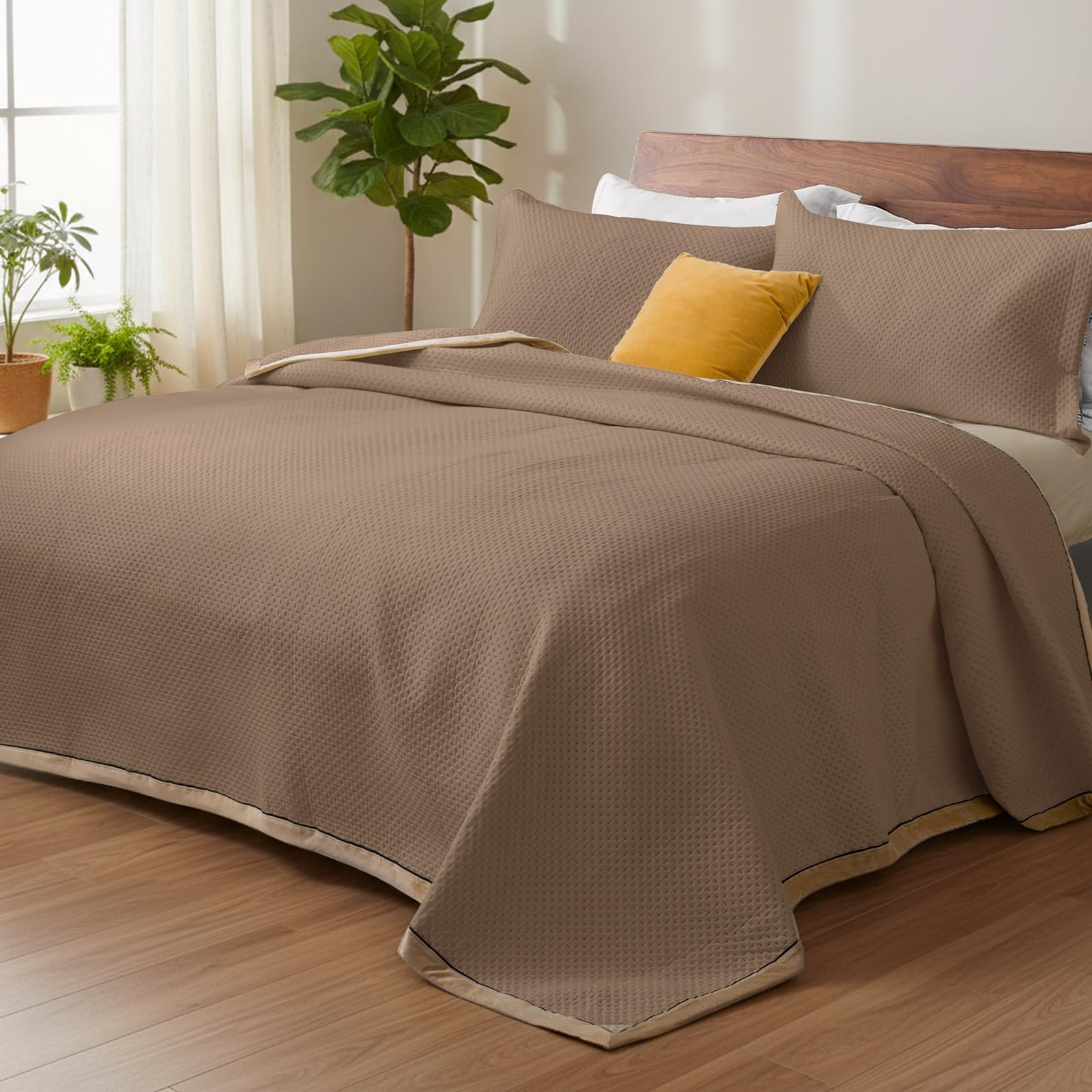 SHANNA Quilt Bedspread 3 Piece Set: All Season Luxurious Thick Cozy Comforter Bed Cover 220 x 240 cm Quilted Coverlet Set with 2 Pillowcase 50 x 70 cm Wrinkle Comforter Bedding Set (Light Brown-A)