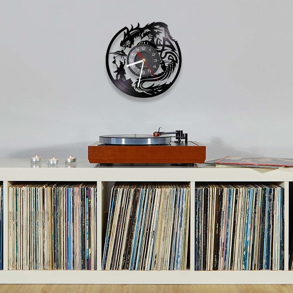 Horloge murale en vinyle avec motif dragon volant dans le ciel et télécommande LED pour les amateurs d'anime