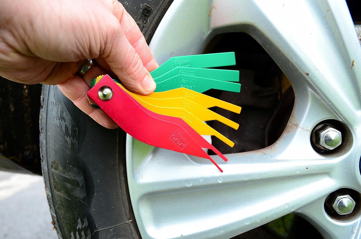 Calibro per pastiglie dei freni, misuratore di spessore 8 in 1 Strumento righello per il rivestimento del tastatore per pastiglie dei freni per autoveicoli