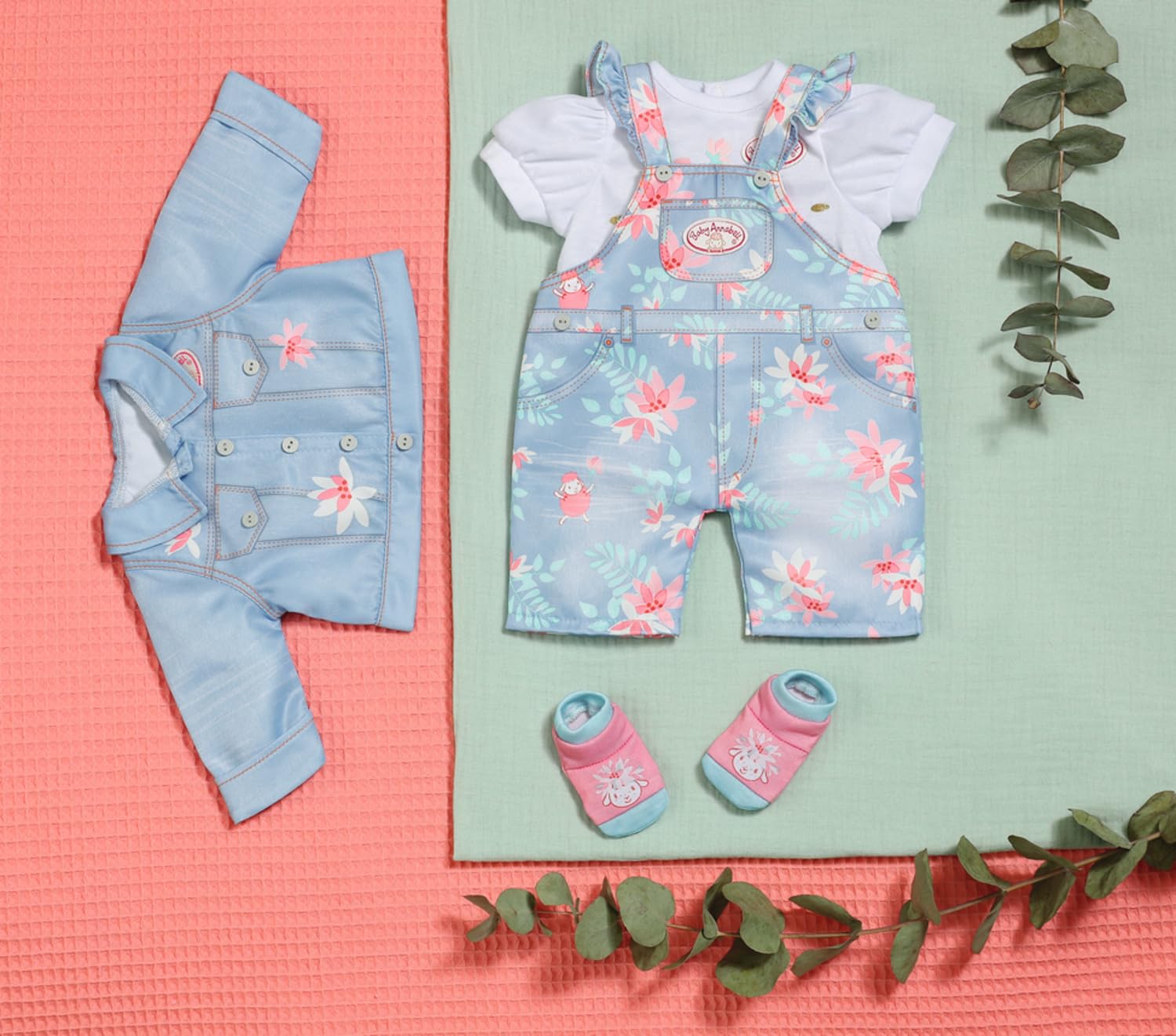 Baby Annabell Active Deluxe Jeans zestaw 43 cm - kwiatowy wzór - łatwy dla małych dłoni, kreatywna zabawa promuje empatię i umiejętności społeczne, dla małych dzieci w wieku od 3 lat - zawiera