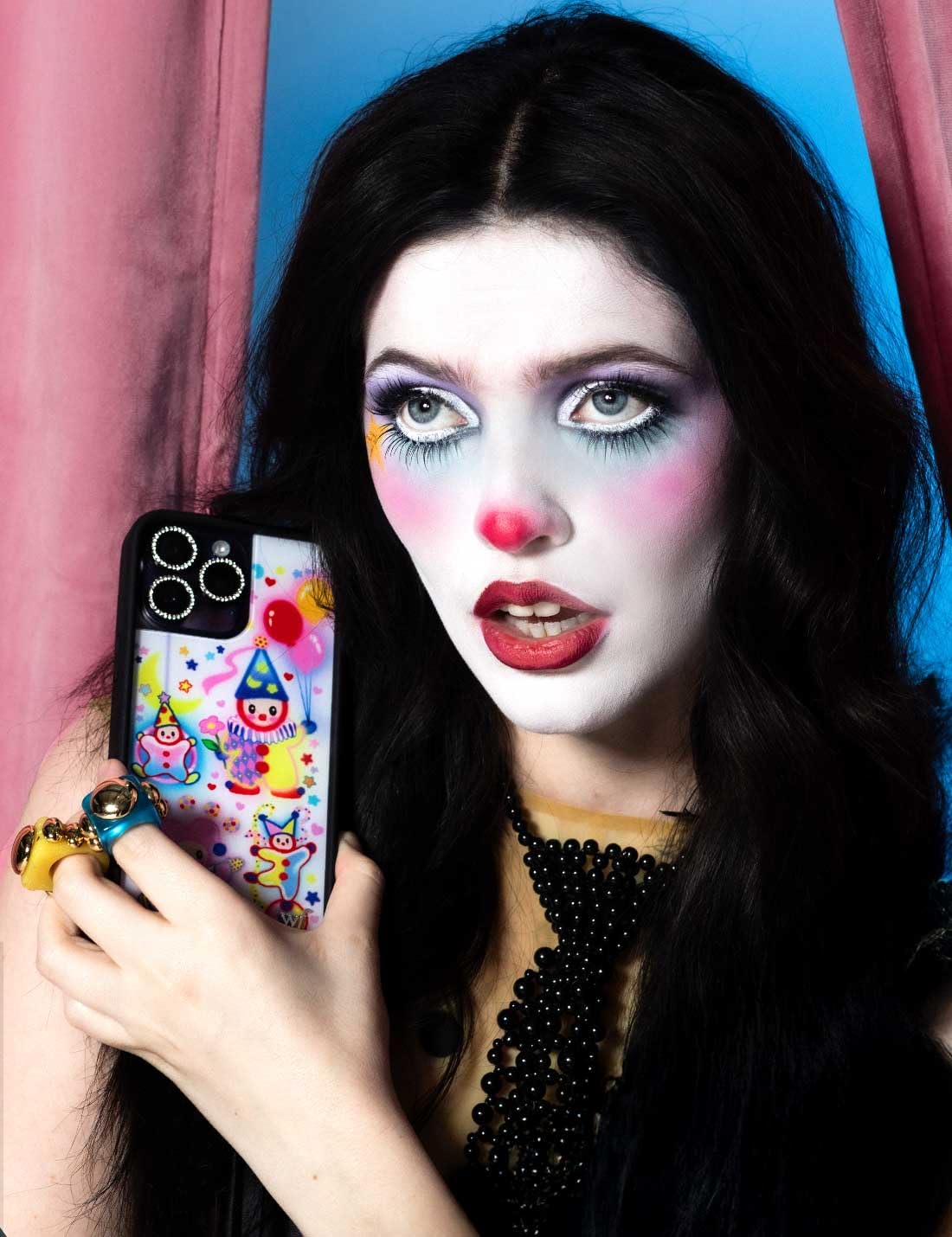 Wildflower Custodie - Compatibile con Samsung Galaxy S25 Edge | Paraurti protettivo nero, certificato Test di caduta da 1,2 m, donne di proprietà piccole imprese | Clown Around - Circus Stars Moon Red