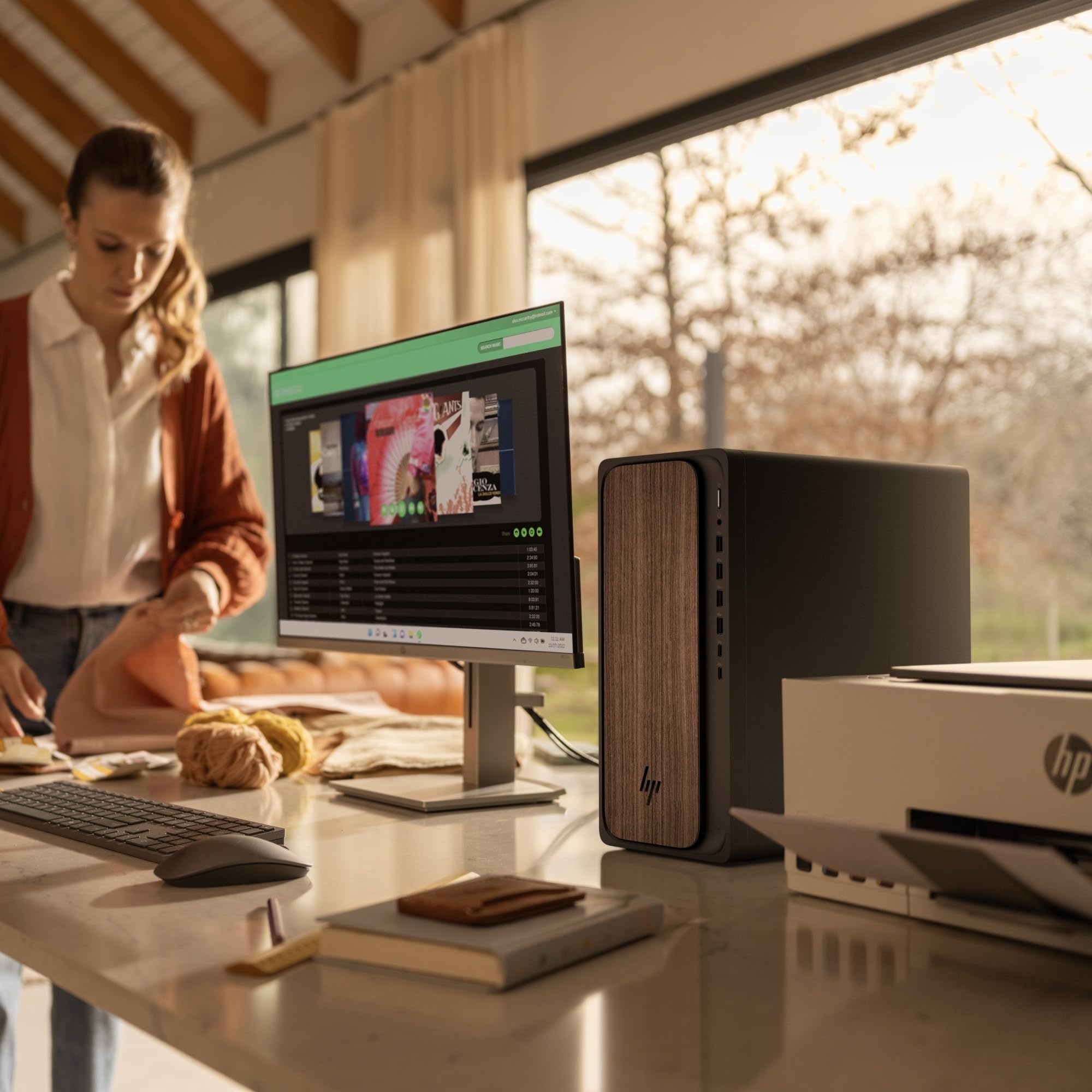 HP OmniDesk AI M03-0000sl, Desktop, Intel Core Ultra 5 processor powering Intel Evo Edition, 16GB RAM, 512GB SSD, Grafica Integrata, PSU ad Alta Efficienza, Windows 11 Home, Marrone Legno