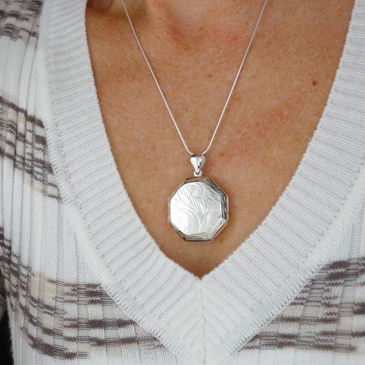'FashionJunkie4Life Sterling Silver Locket Necklaces for Women, 18'' Cable Chain'