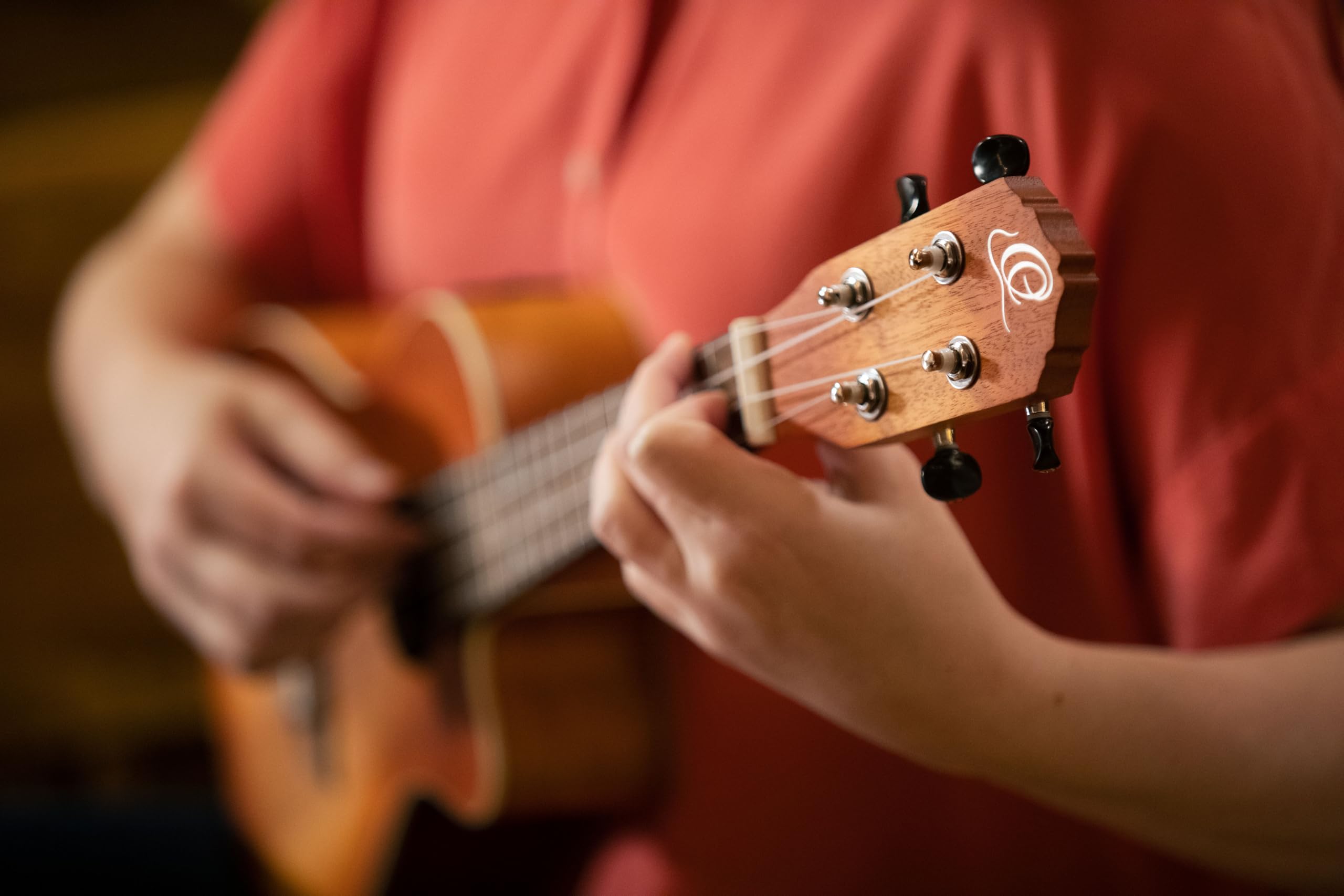 Ortega Guitars Ukulele Concerto Elettro-Acustico – Earth Series – con Cutaway – Okoume, Brown (RUDAWN-CE)